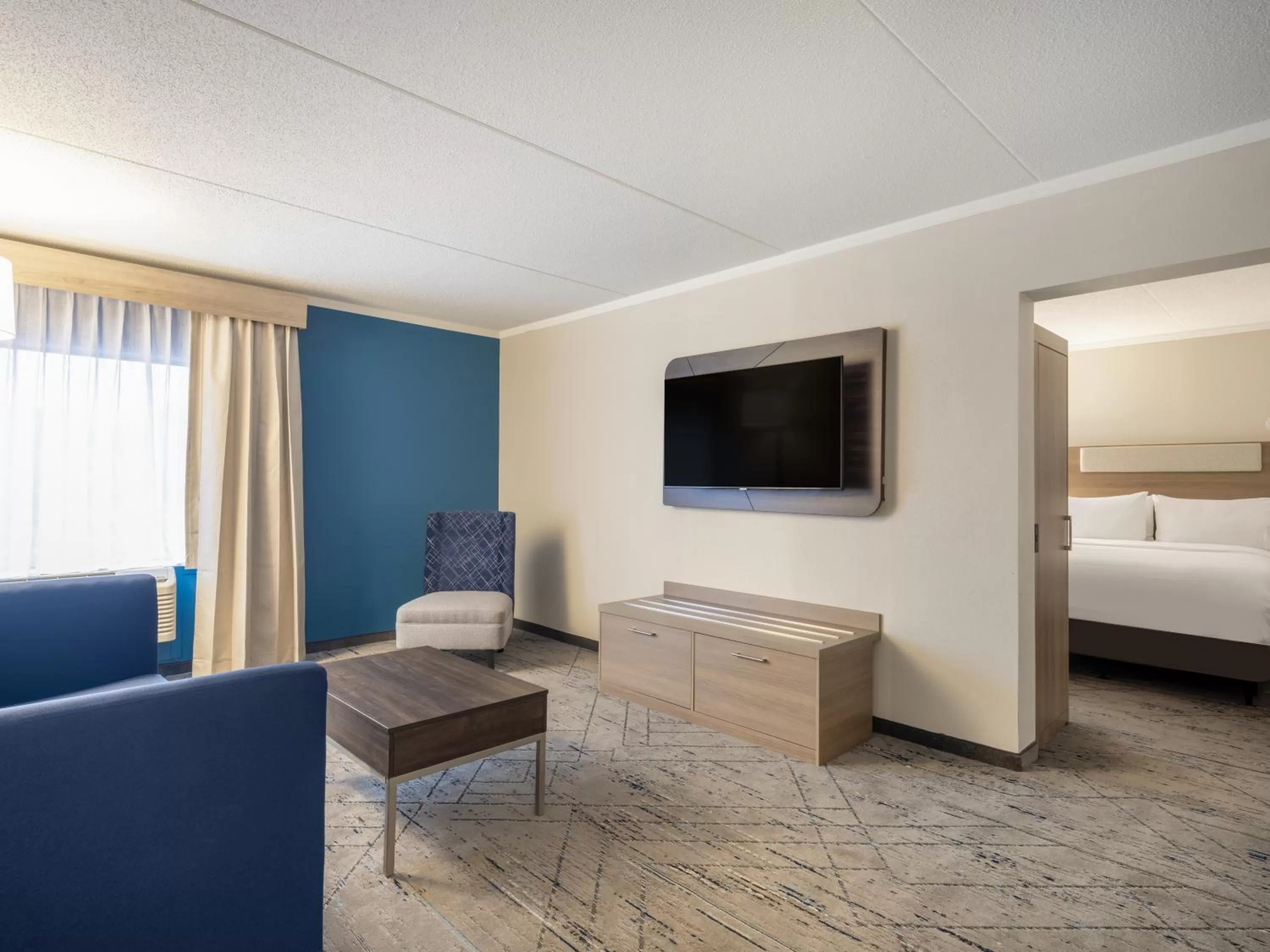 Living room, Bed in Holiday Inn Express & Suites Greensboro - I-40 atWendover by IHG