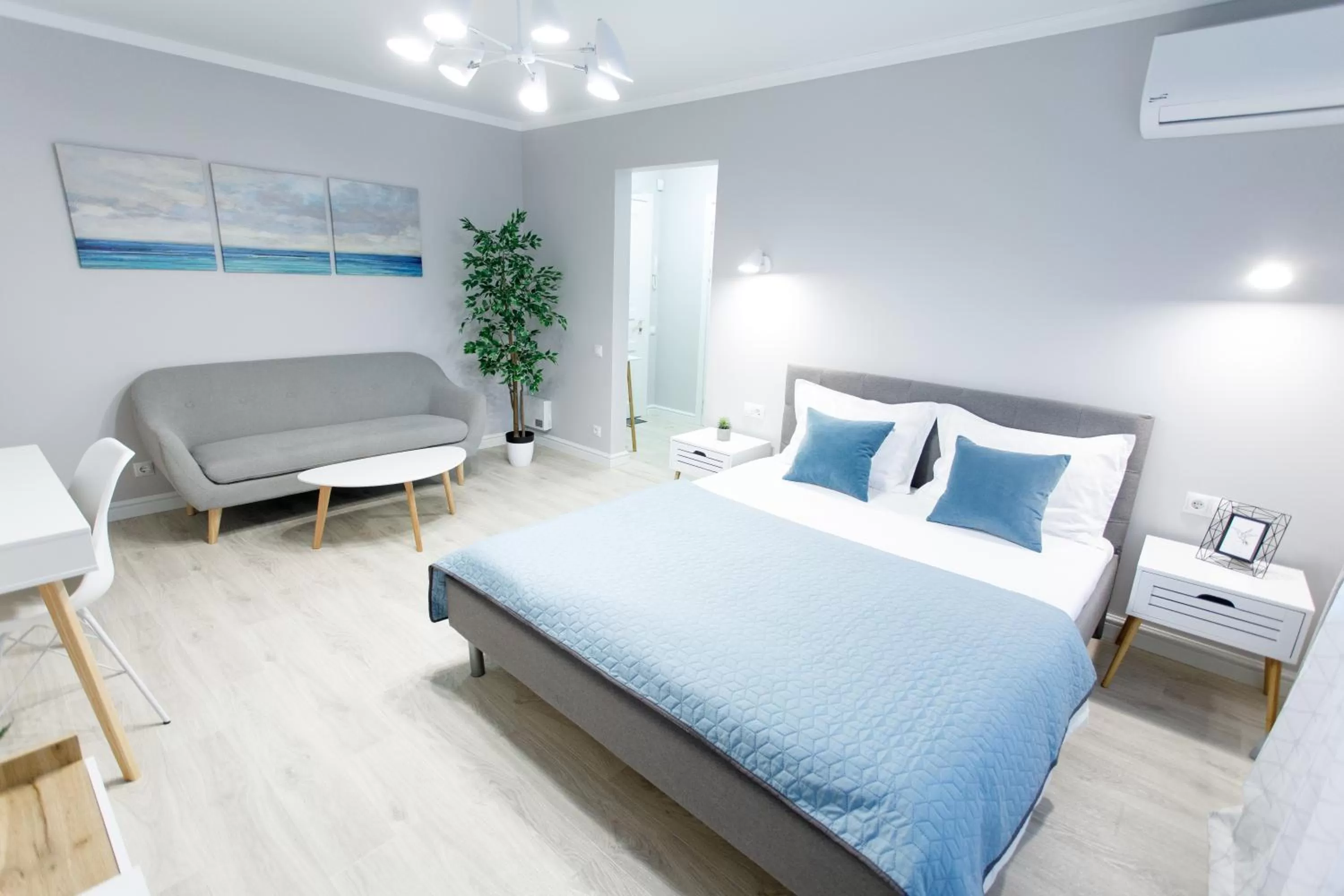 Decorative detail, Bed in Apart-Hotel LAVINA з ДЖАКУЗІ