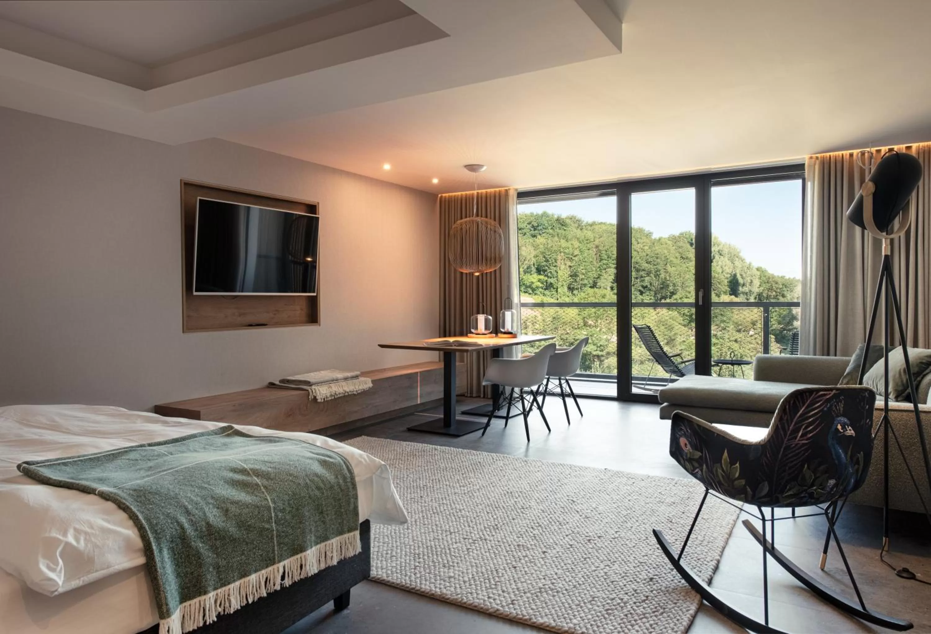 Living room, Bed in Hotel VierJahreszeiten am Seilersee