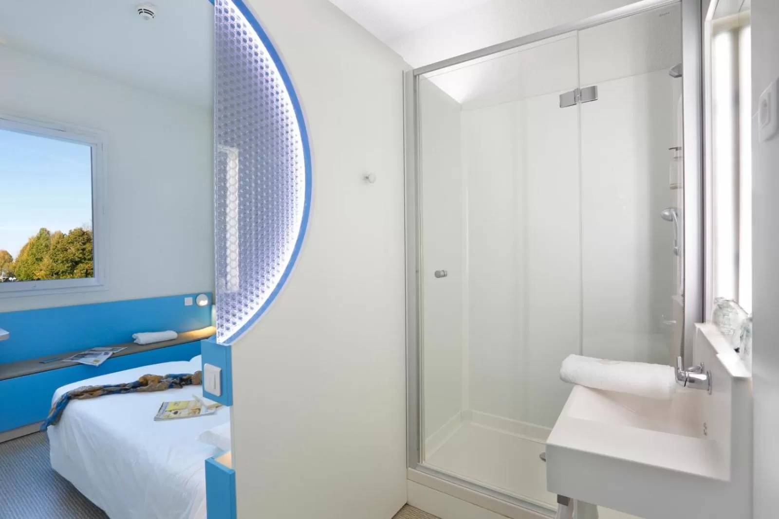 Shower in First Inn Hotel Paris Sud Les Ulis