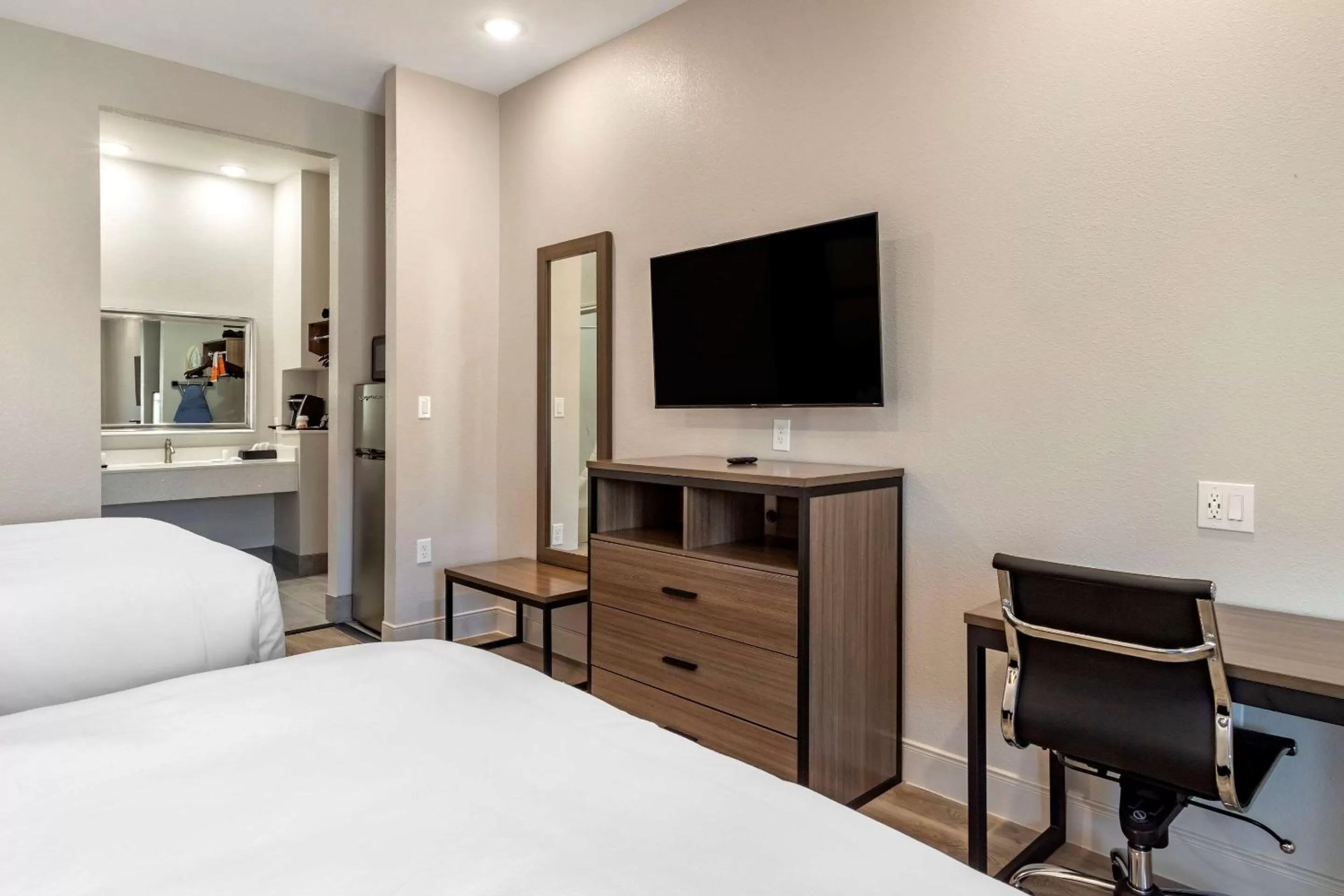 Photo of the whole room, Bed in Clarion Pointe Port Arthur-Beaumont South