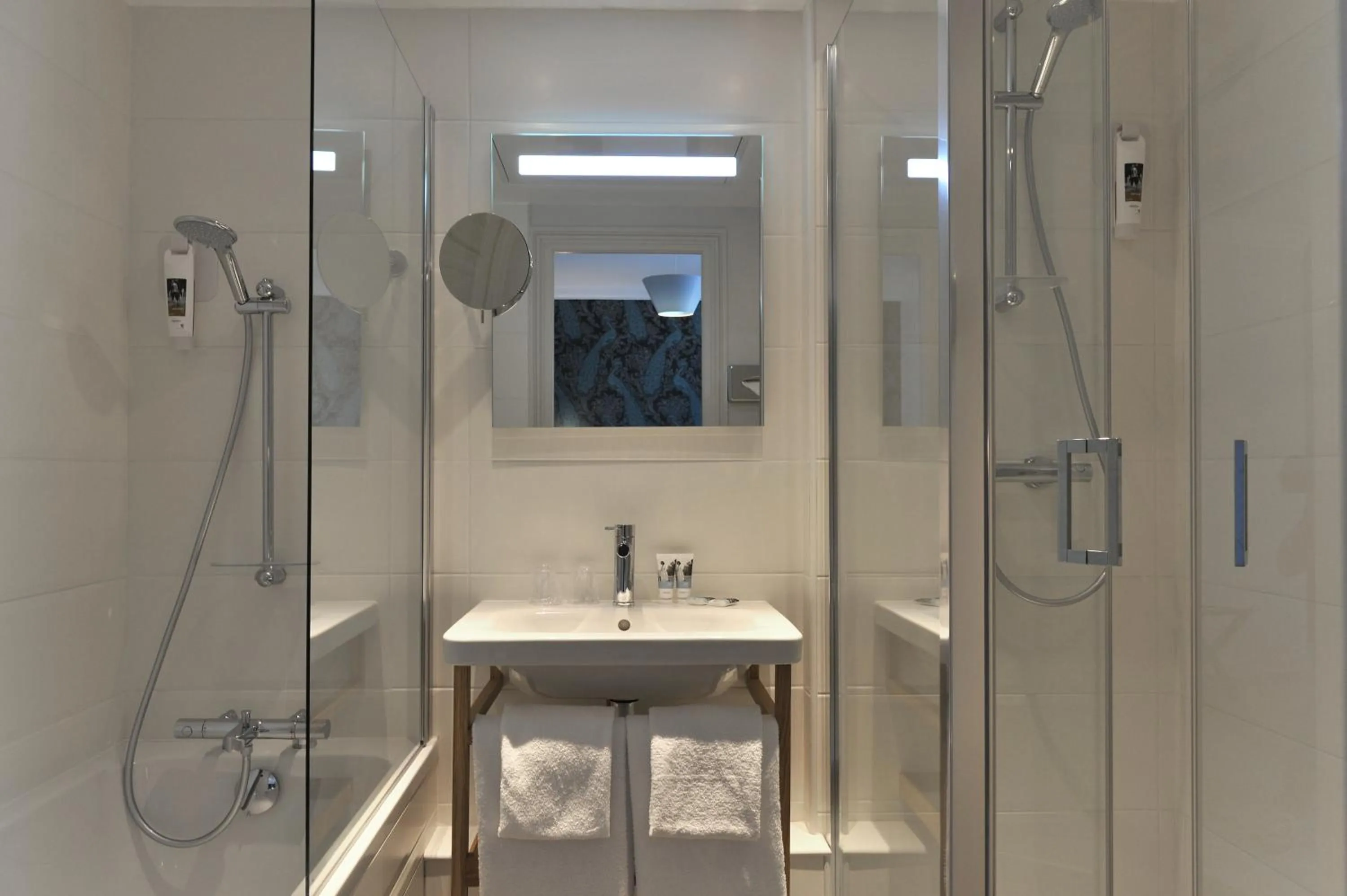 Bathroom in Mercure Paris Saint Cloud Hippodrome