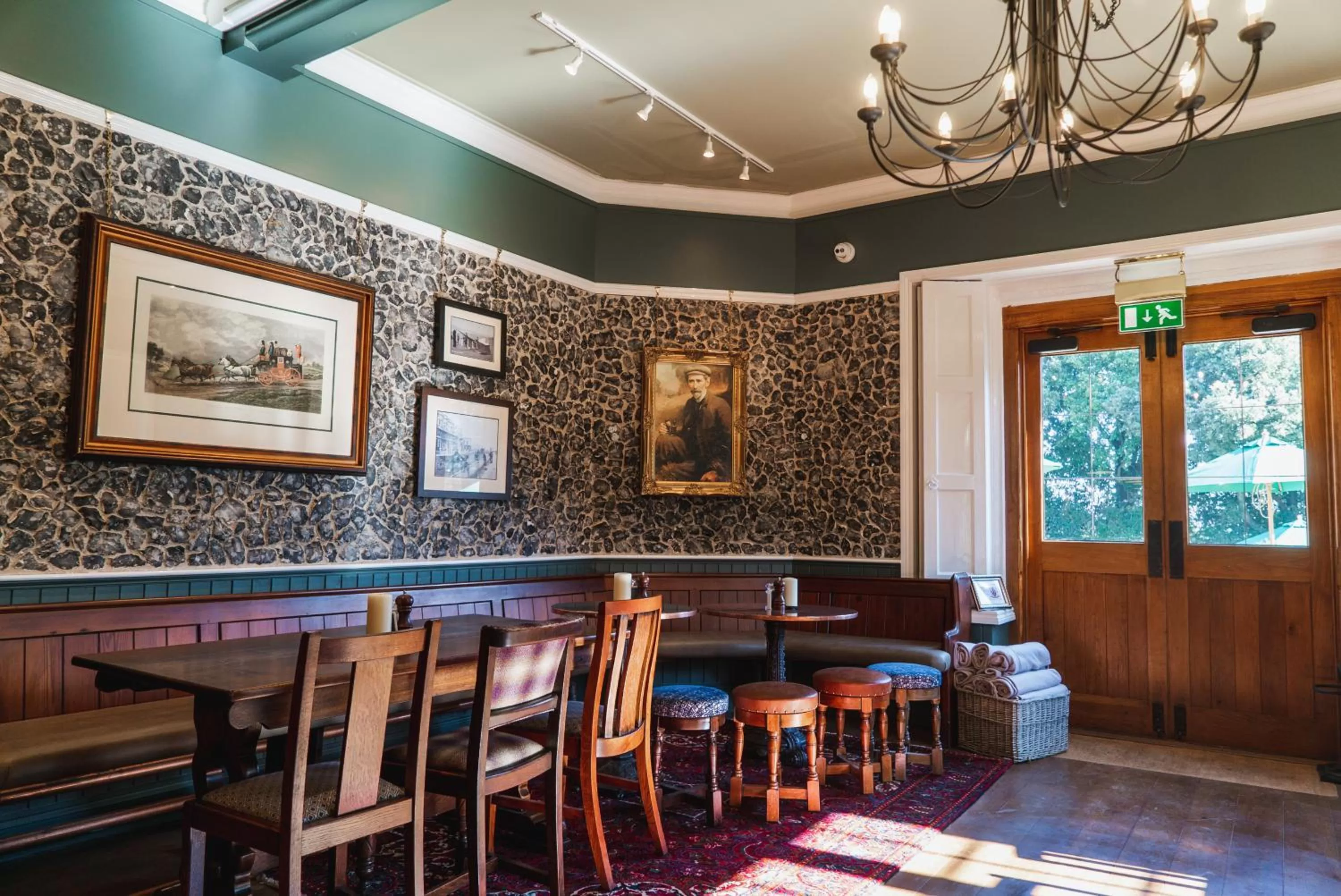 Lounge or bar in The Highdown – Brunning and Price