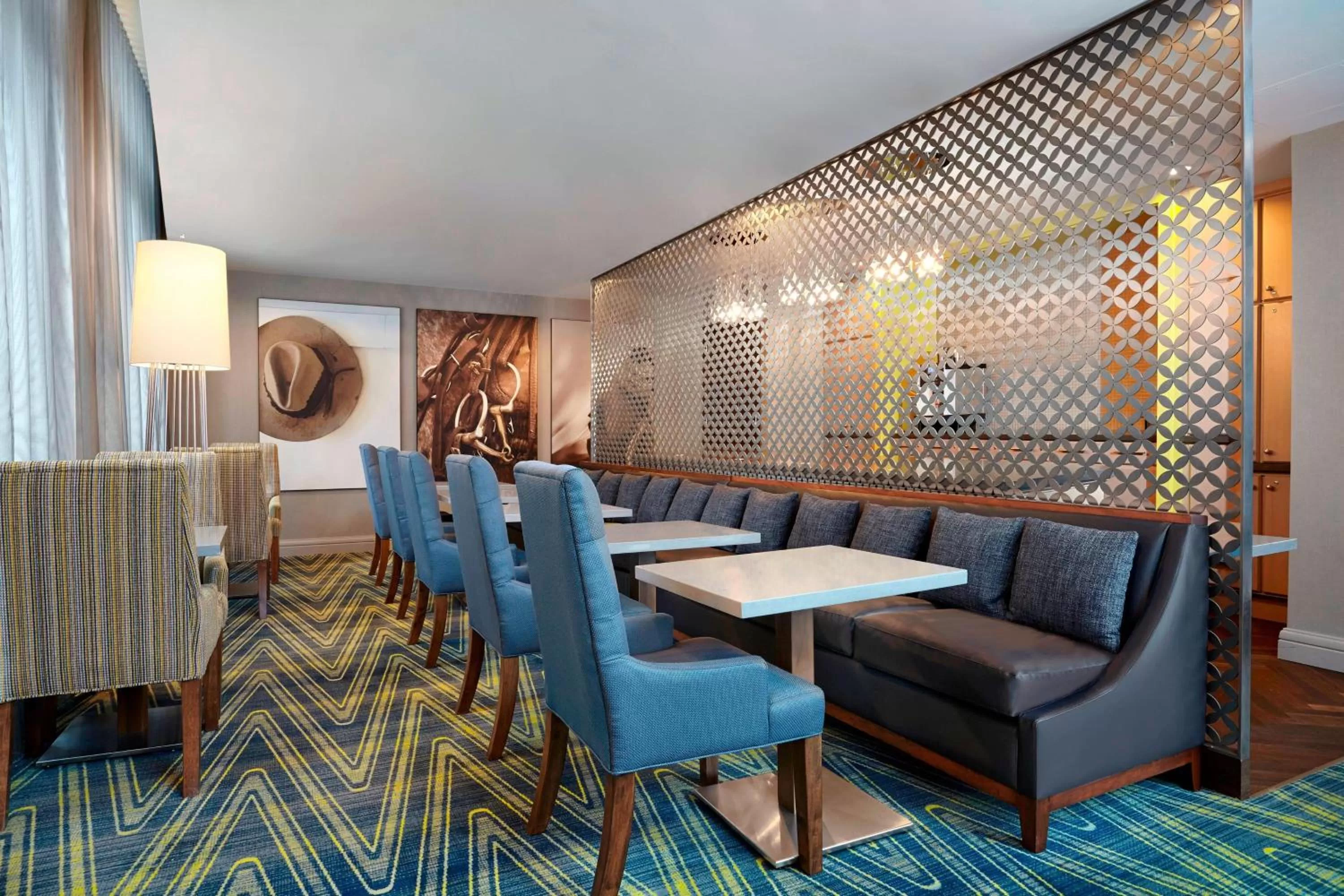 Lounge or bar in Sheraton Suites Calgary Eau Claire