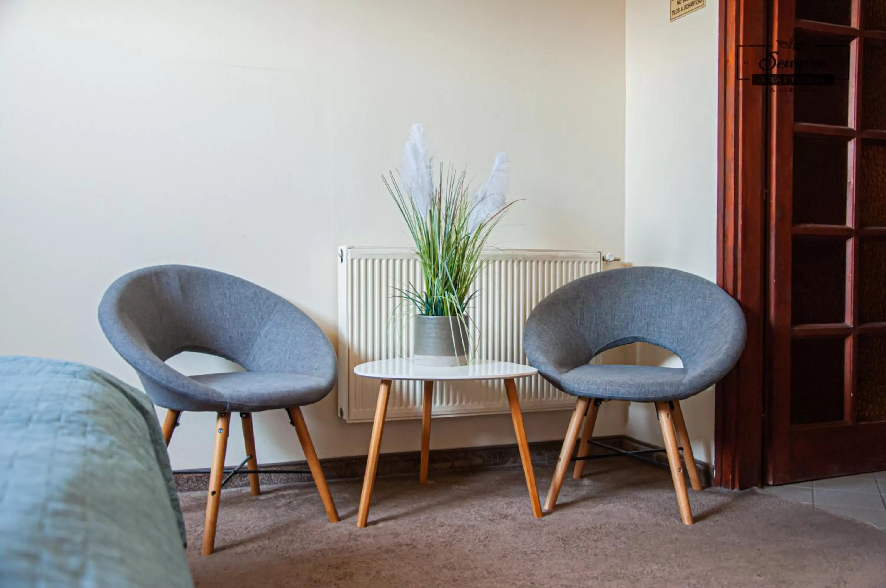 Seating Area in Sempre Étterem És Panzió