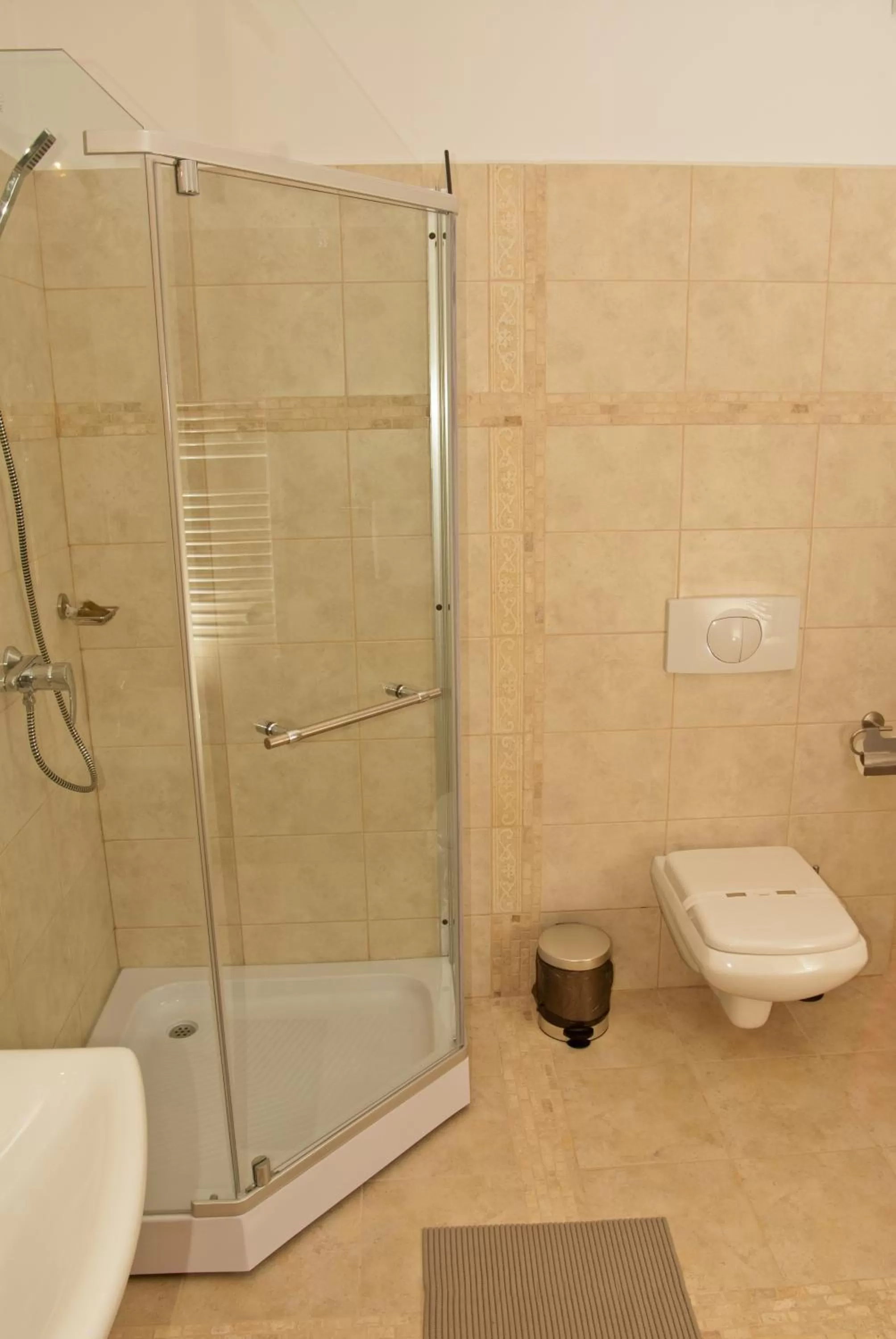 Shower in Hotel Belleville