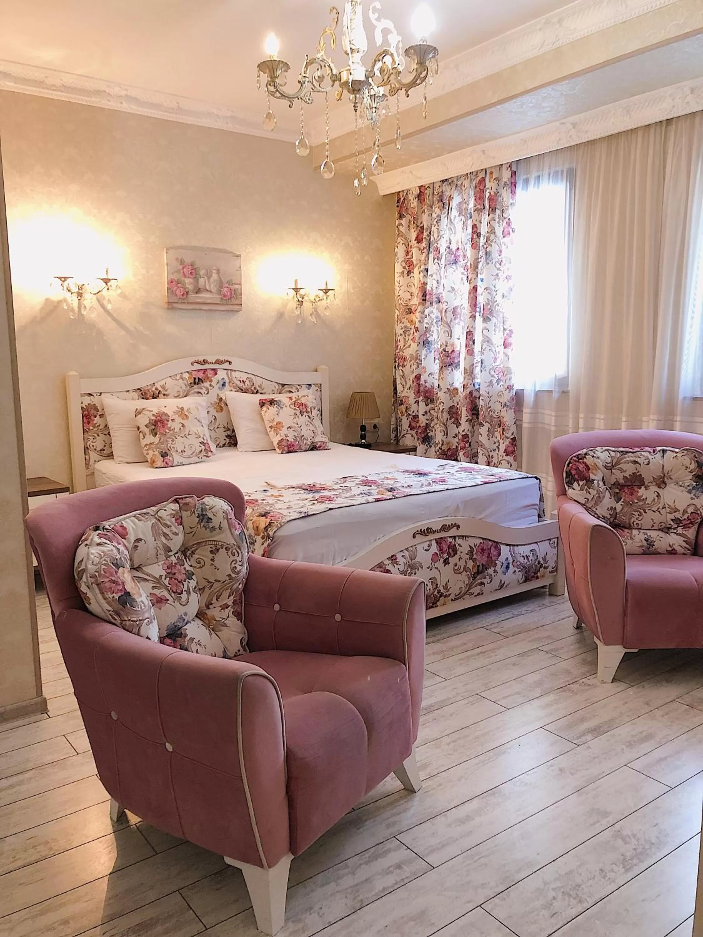 Photo of the whole room in English Home Hotel Tbilisi