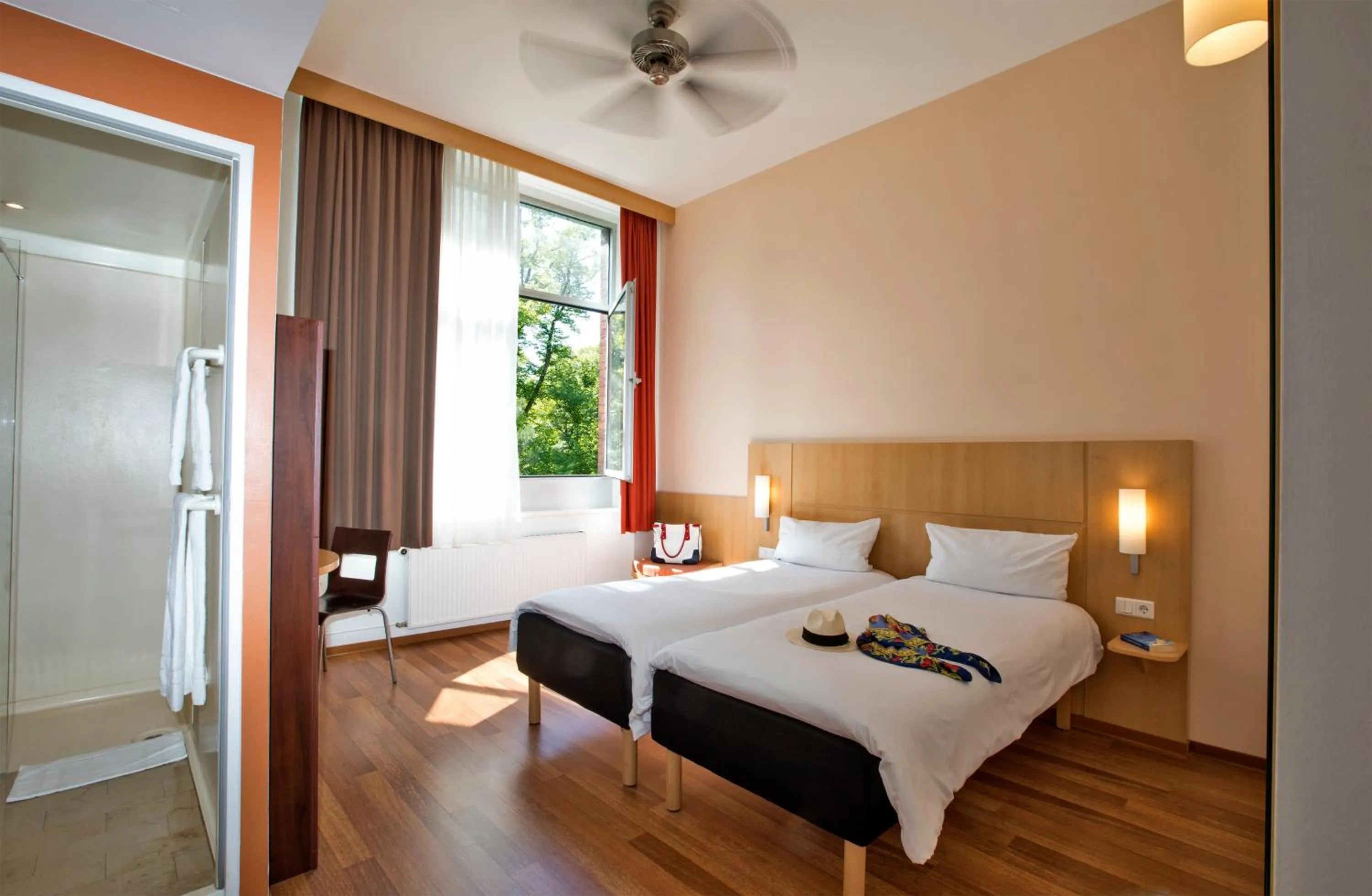 Photo of the whole room, Bed in ibis Berlin City Süd