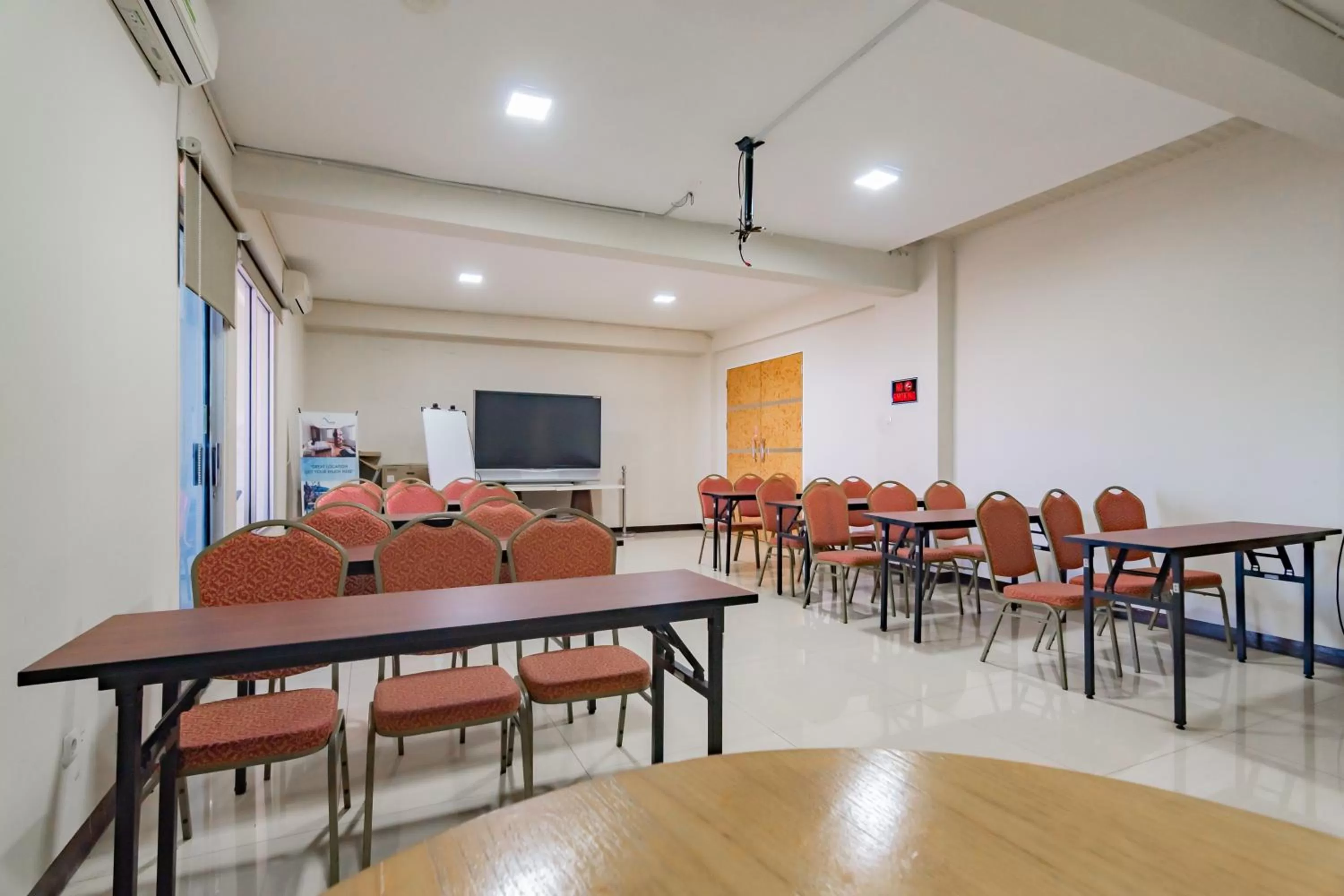 Meeting/conference room in RedDoorz Premium near Bandung Station