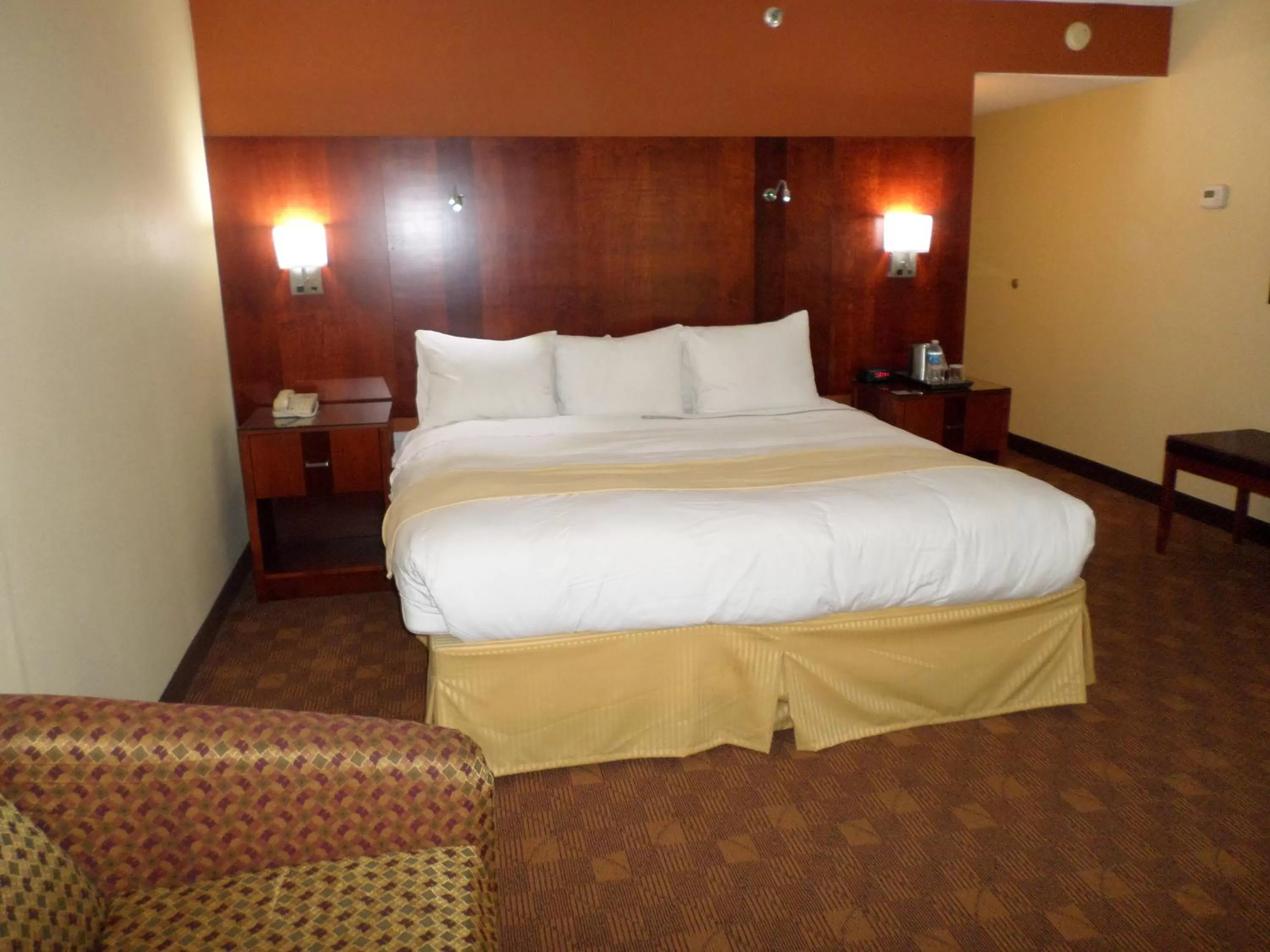 Bed in Radisson Akron-Fairlawn Copley