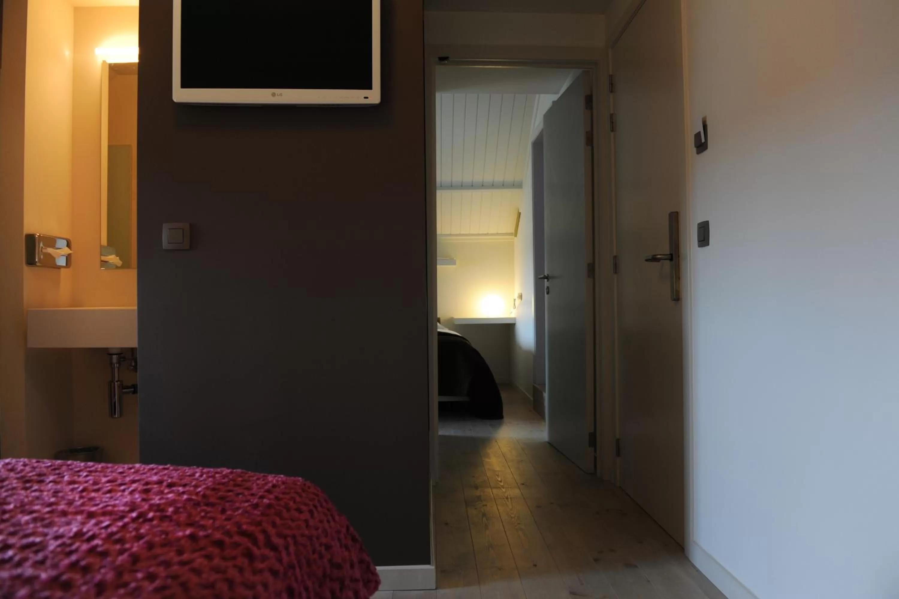 Photo of the whole room, TV/Entertainment Center in Charmehotel Villa Saporis