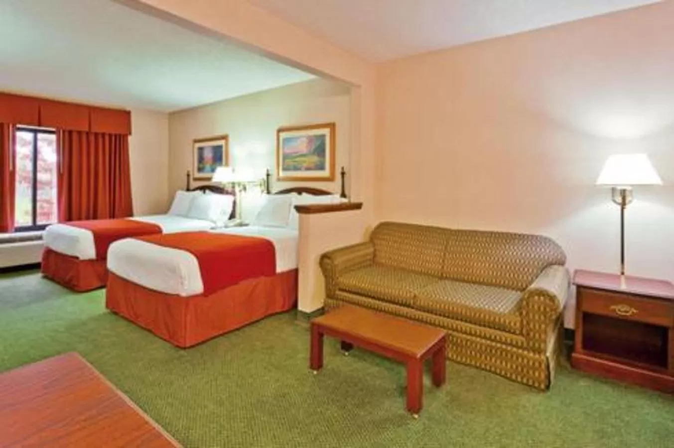 Living room, Bed in Auburn Place Hotel & Suites Paducah
