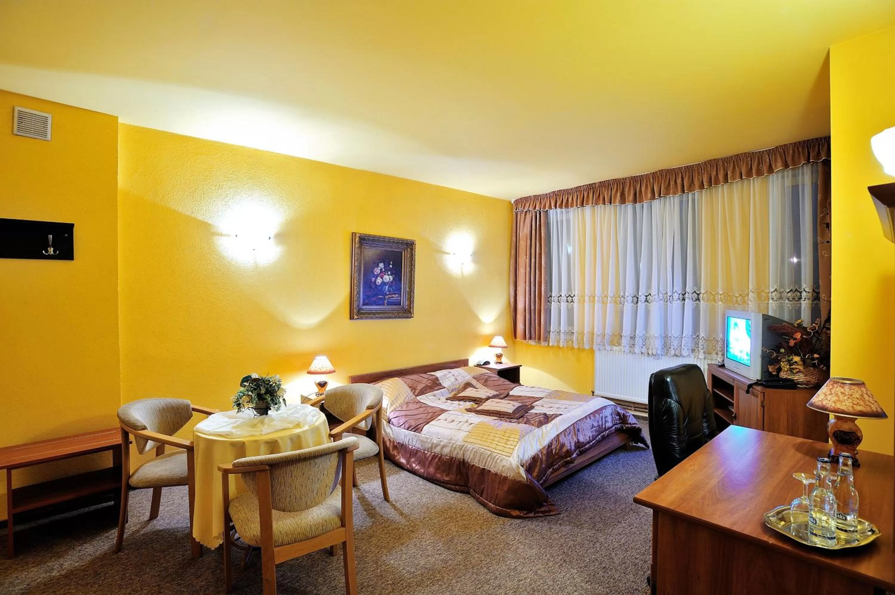 TV/Entertainment Center in Hotel Restauracja Twist