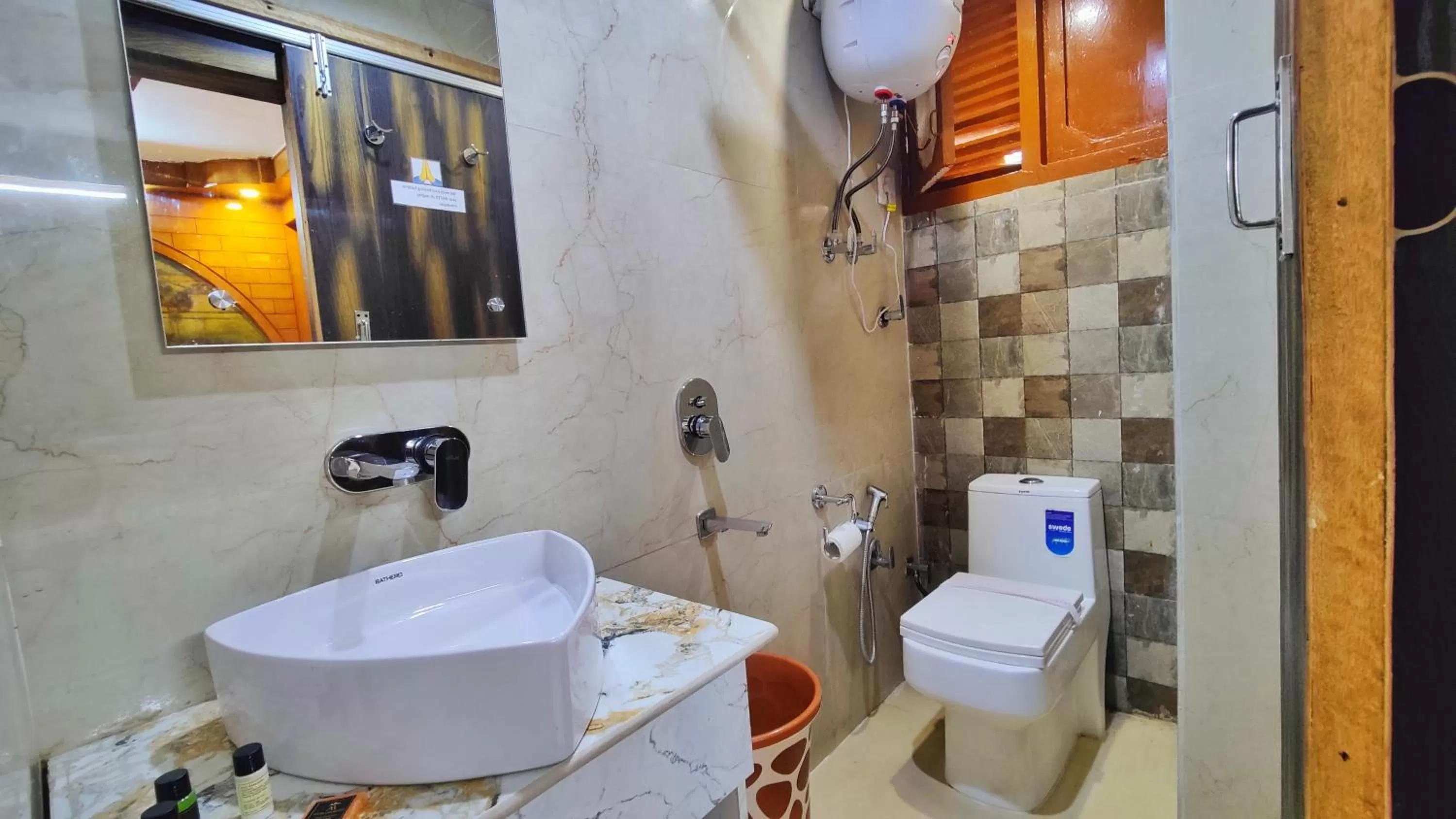 Bathroom in Auckland Hotel and Restaurant Near Mall Road