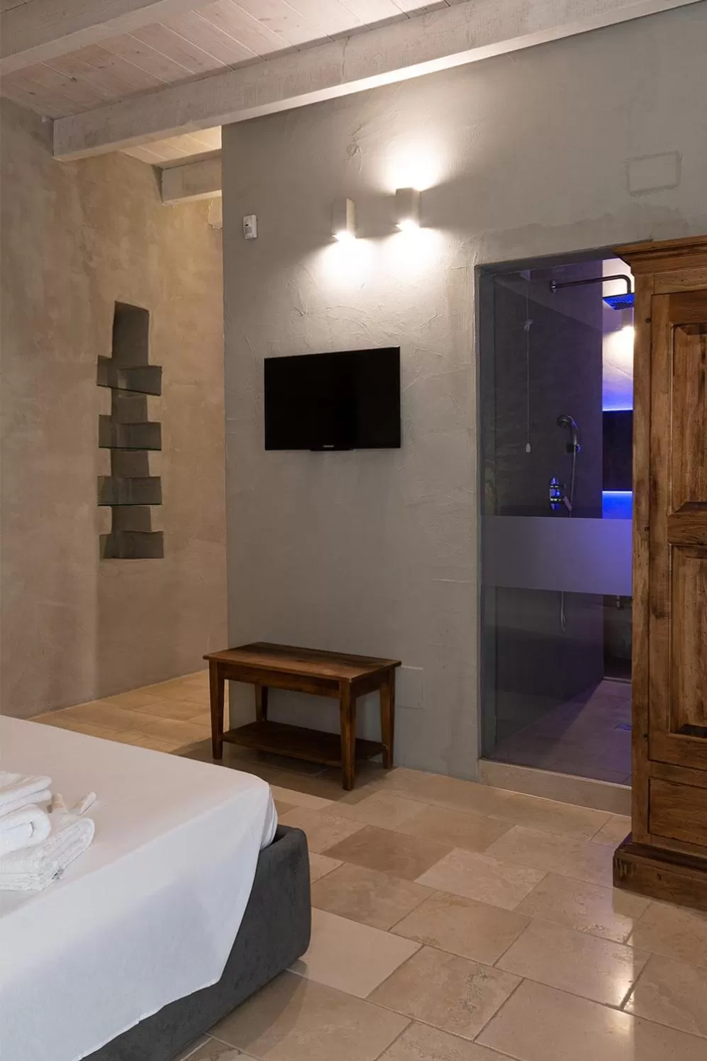 Shower, Bed in Graffiti Living - Affittacamere