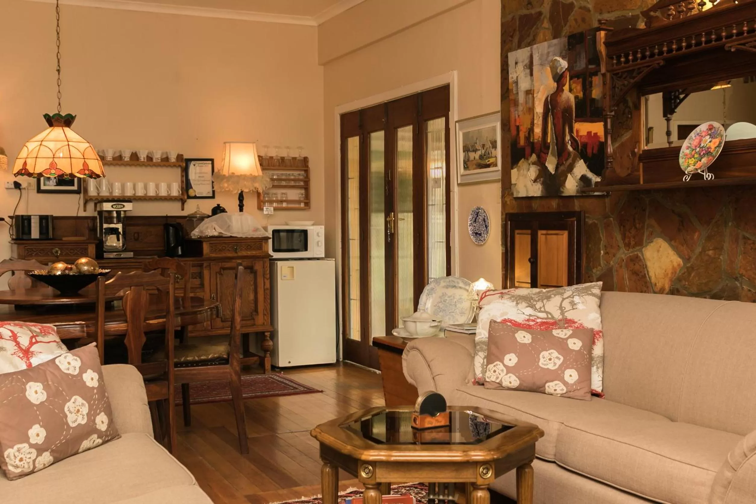 Dining area, Lounge/Bar in Beau & I