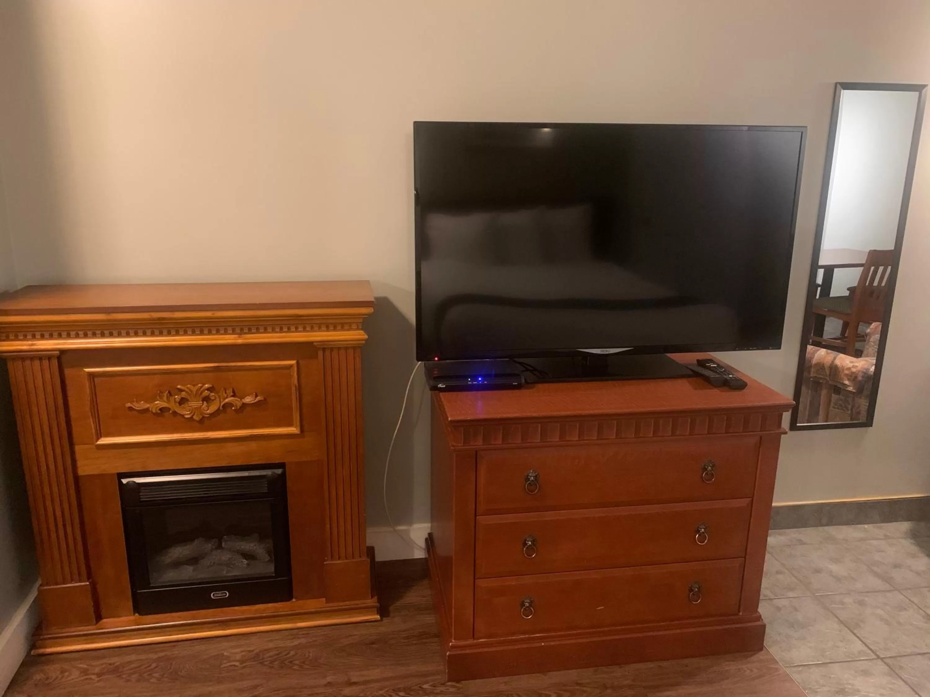 TV and multimedia in Hotel and Suites Les Laurentides