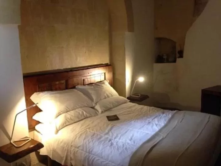 Bed in Le Malve Cave Retreat