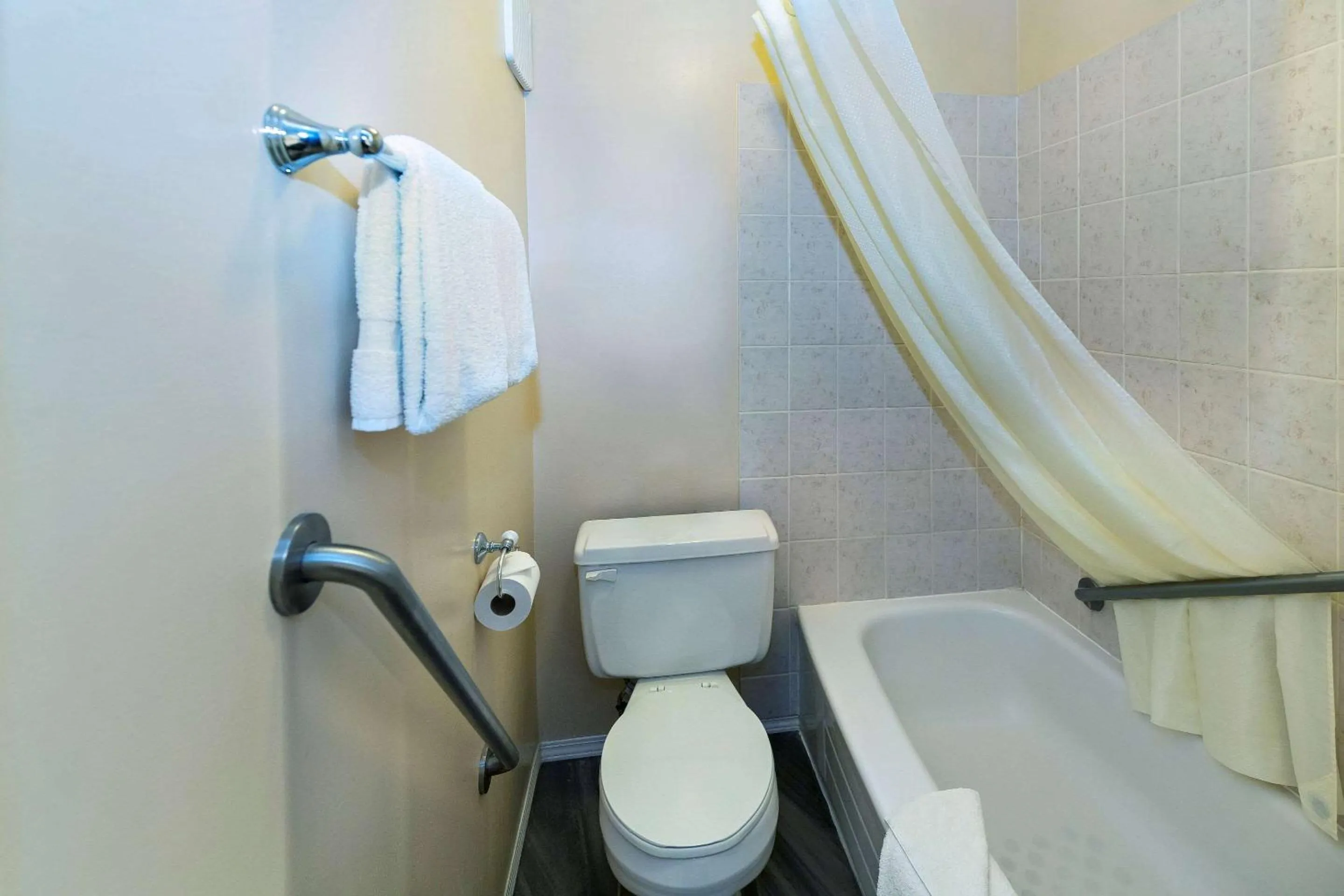 Bedroom in Econo Lodge