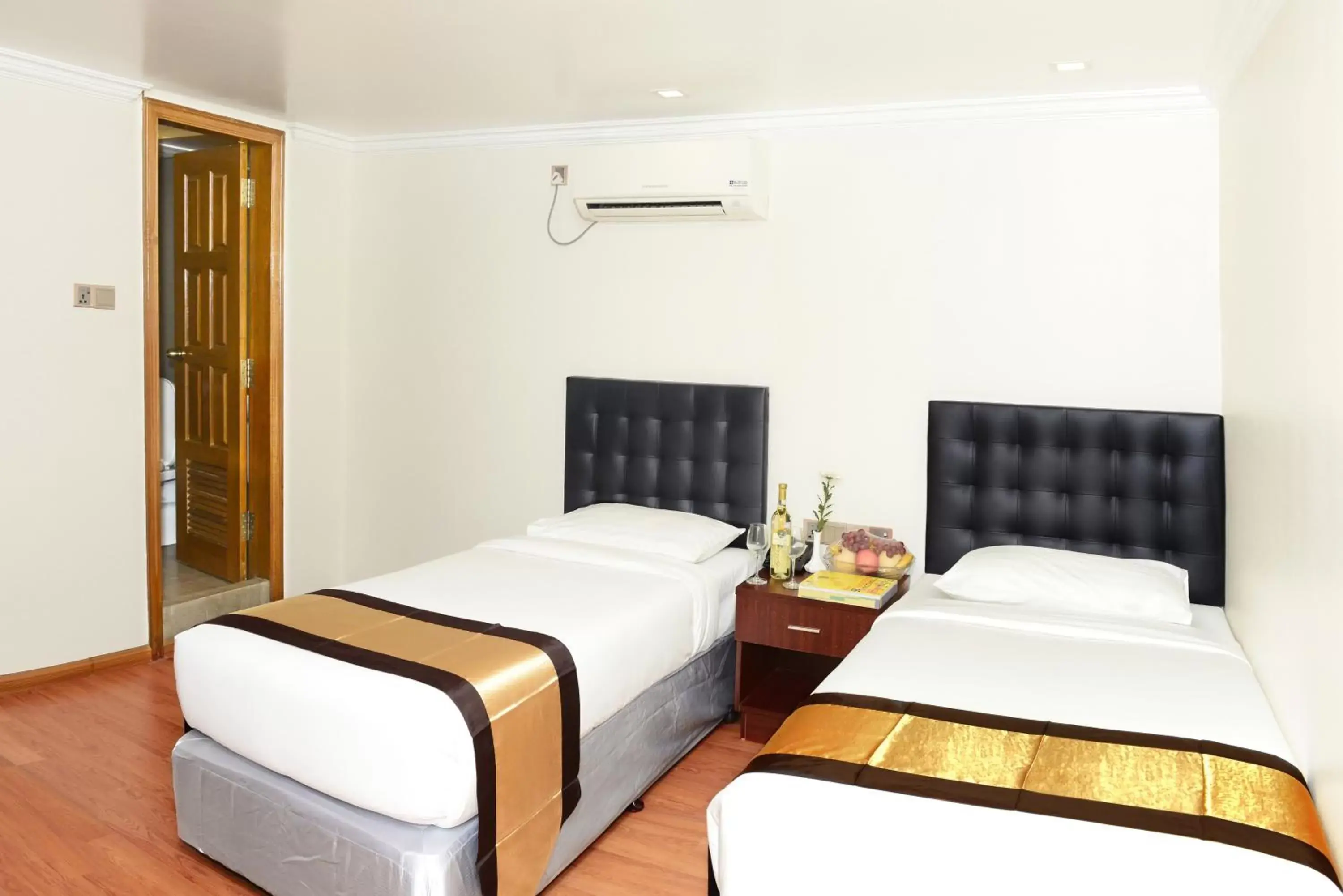 Superior Twin Room with Private Bathroom & Common Kitchen in Hotel Bond Superior Twin Room with Private Bathroom & Common Kitchen in Hotel Bond