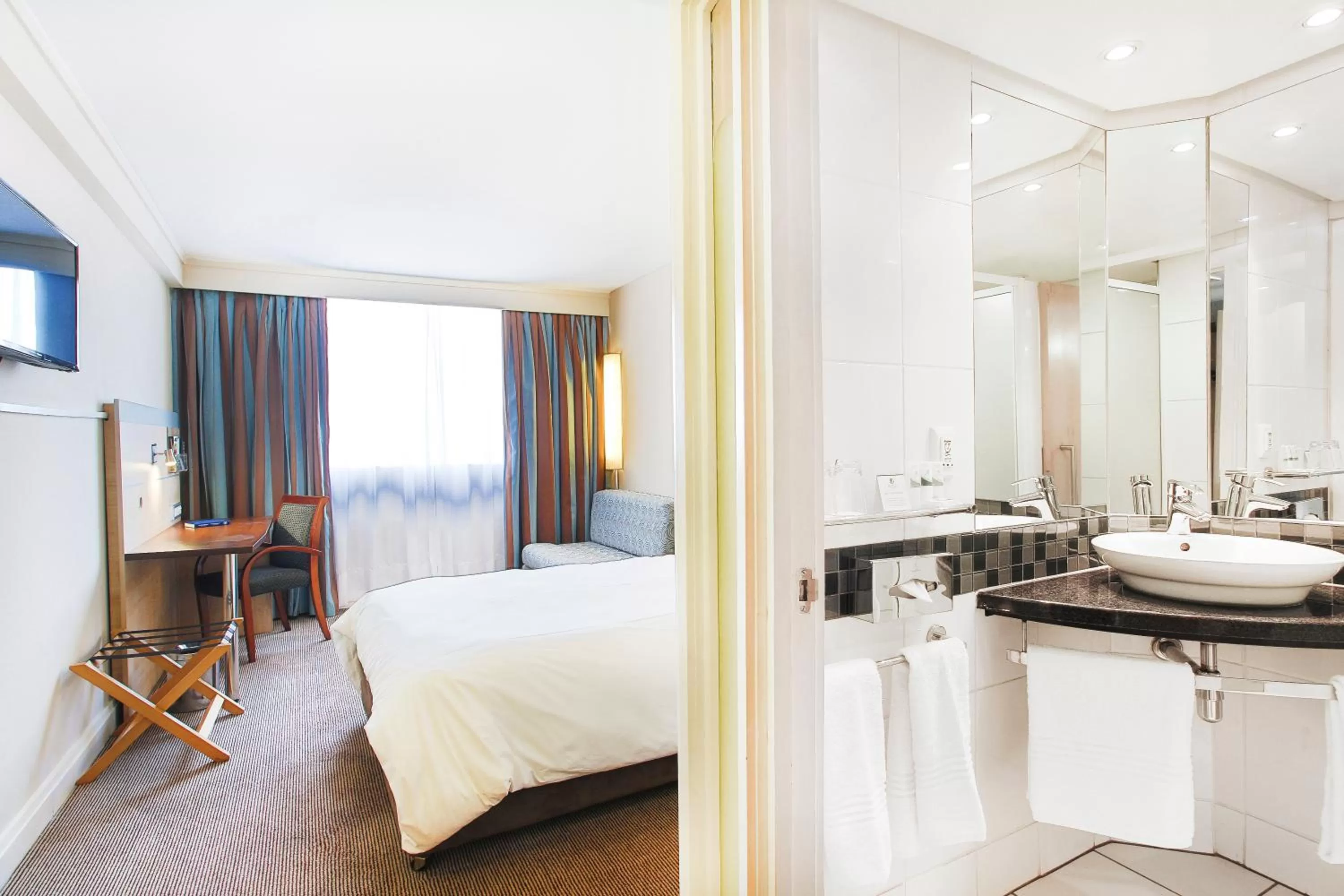 Bedroom, Bed in RH Hotel & Apartments - Pretoria