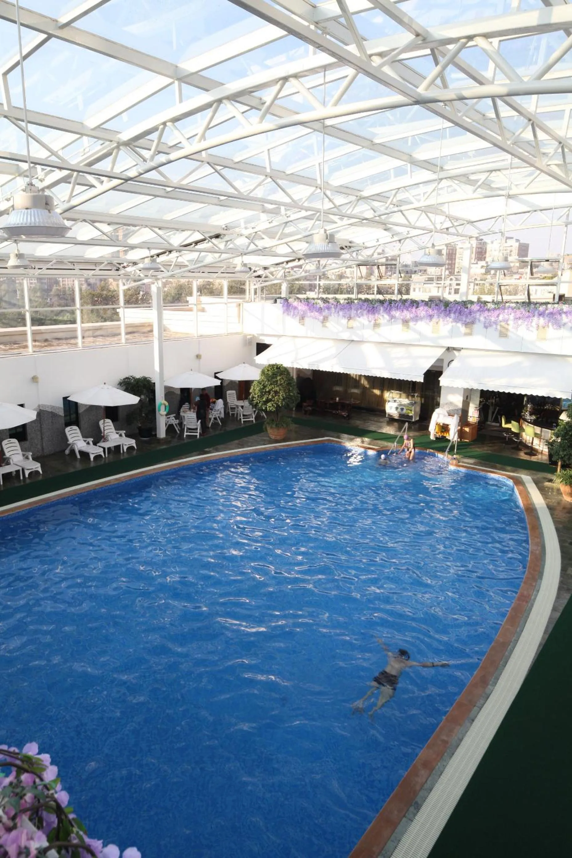 Swimming pool in Green Lake Hotel