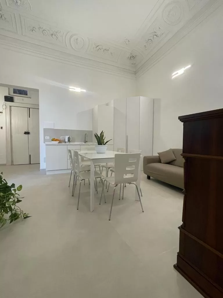 Dining Area in Cutelli Gold