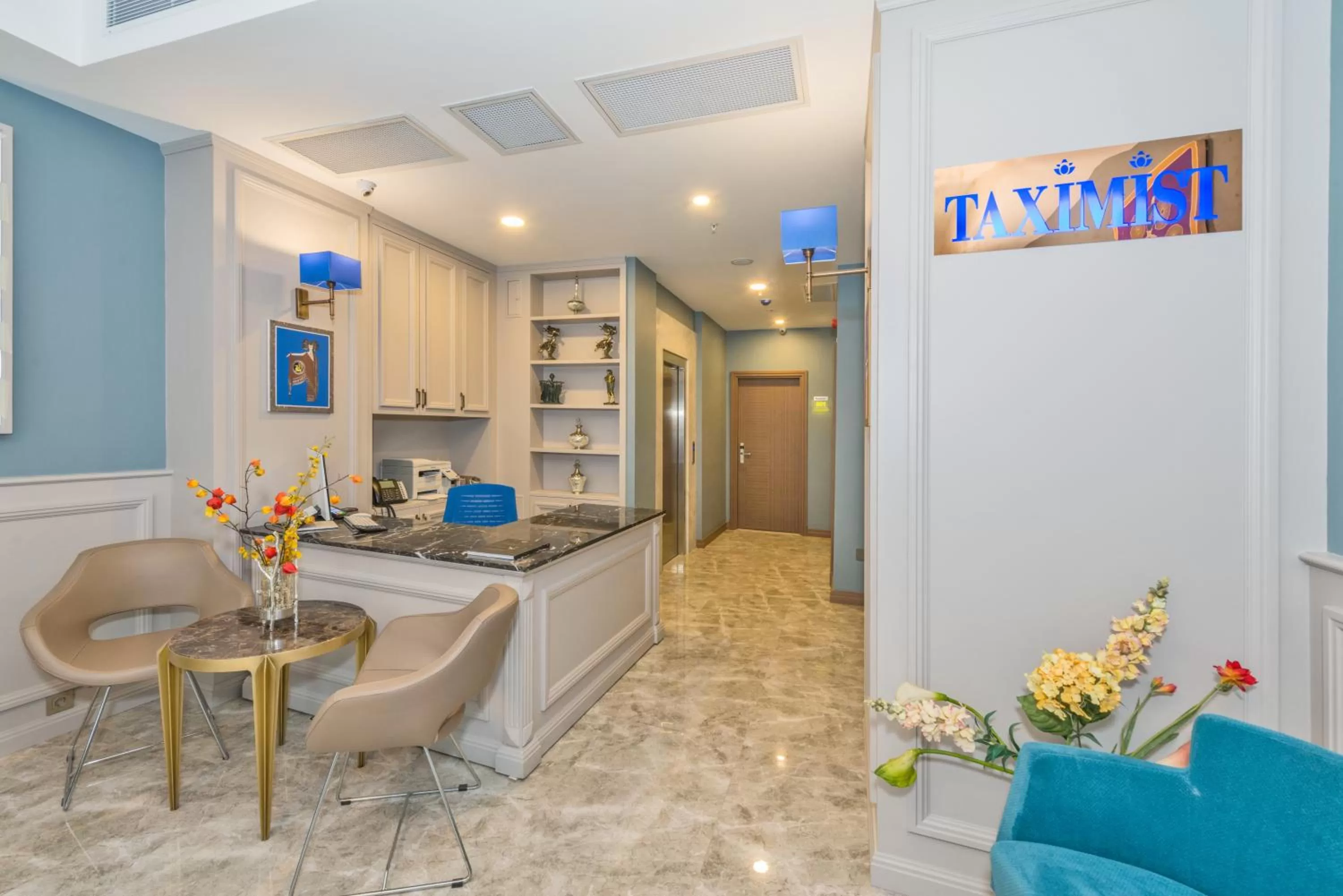 Communal lounge/ TV room in Taximist Hotel