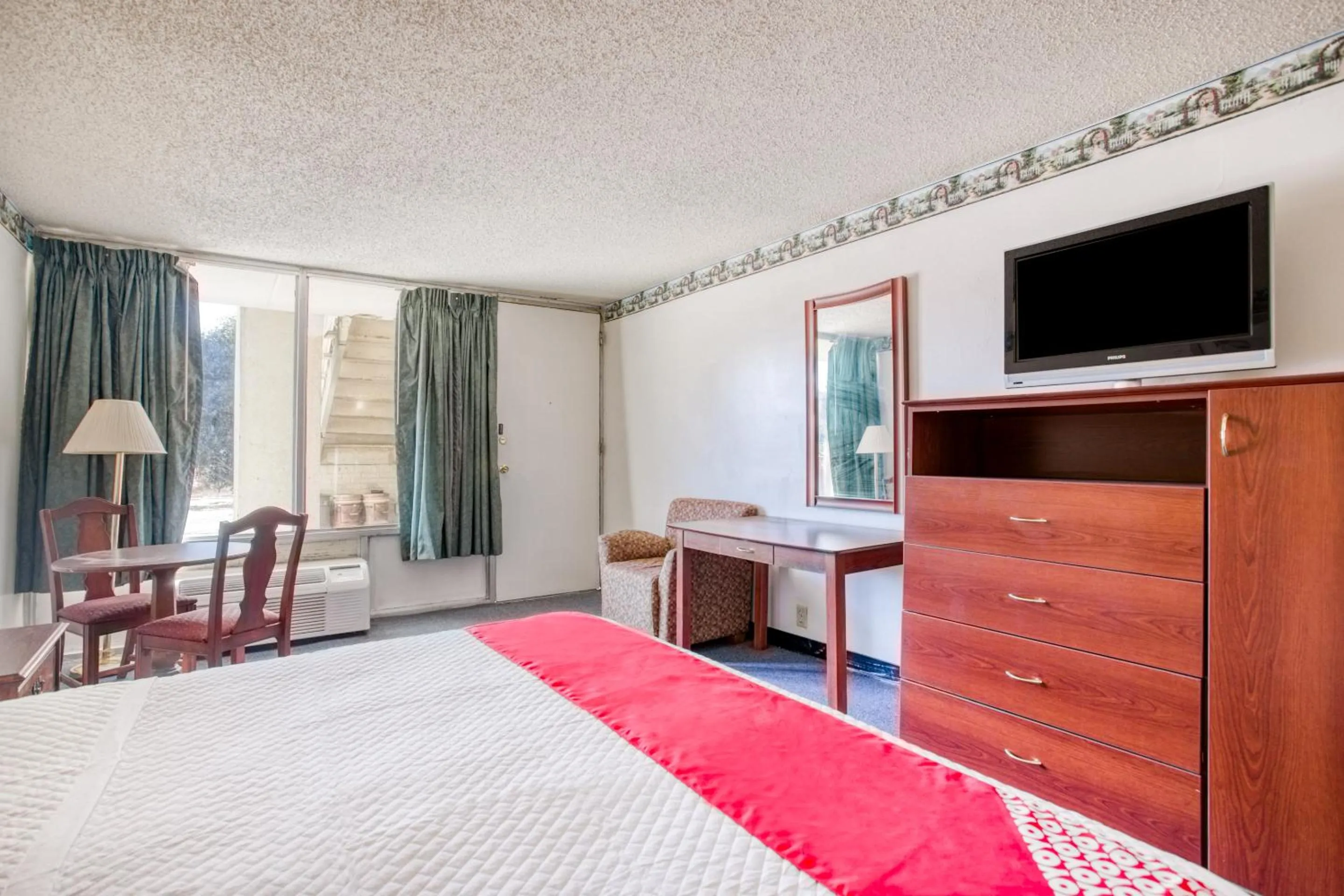 Bedroom, TV/Entertainment Center in OYO Hotel Petersburg VA - Templeton