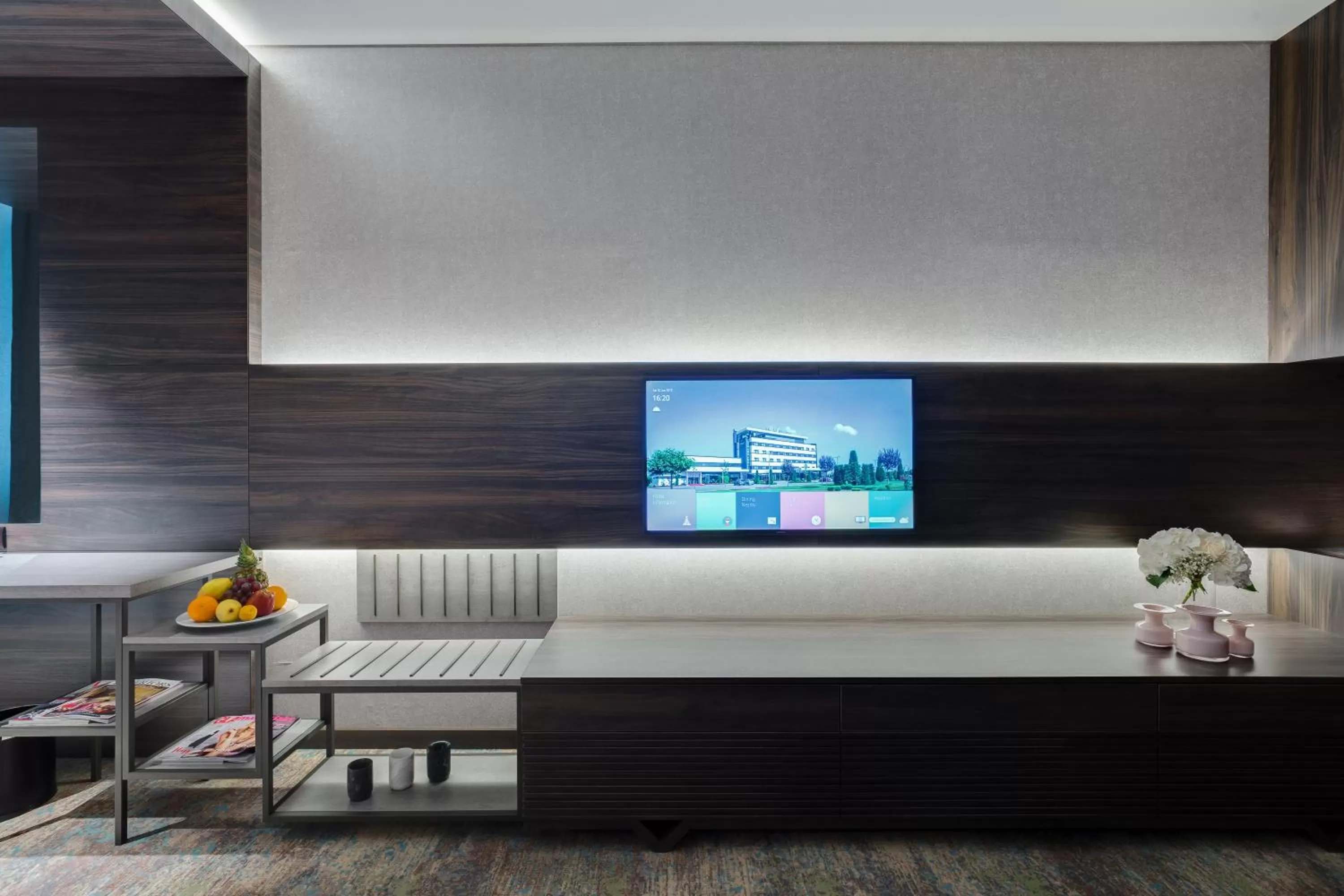 TV and multimedia, Bed in Emerald Hotel