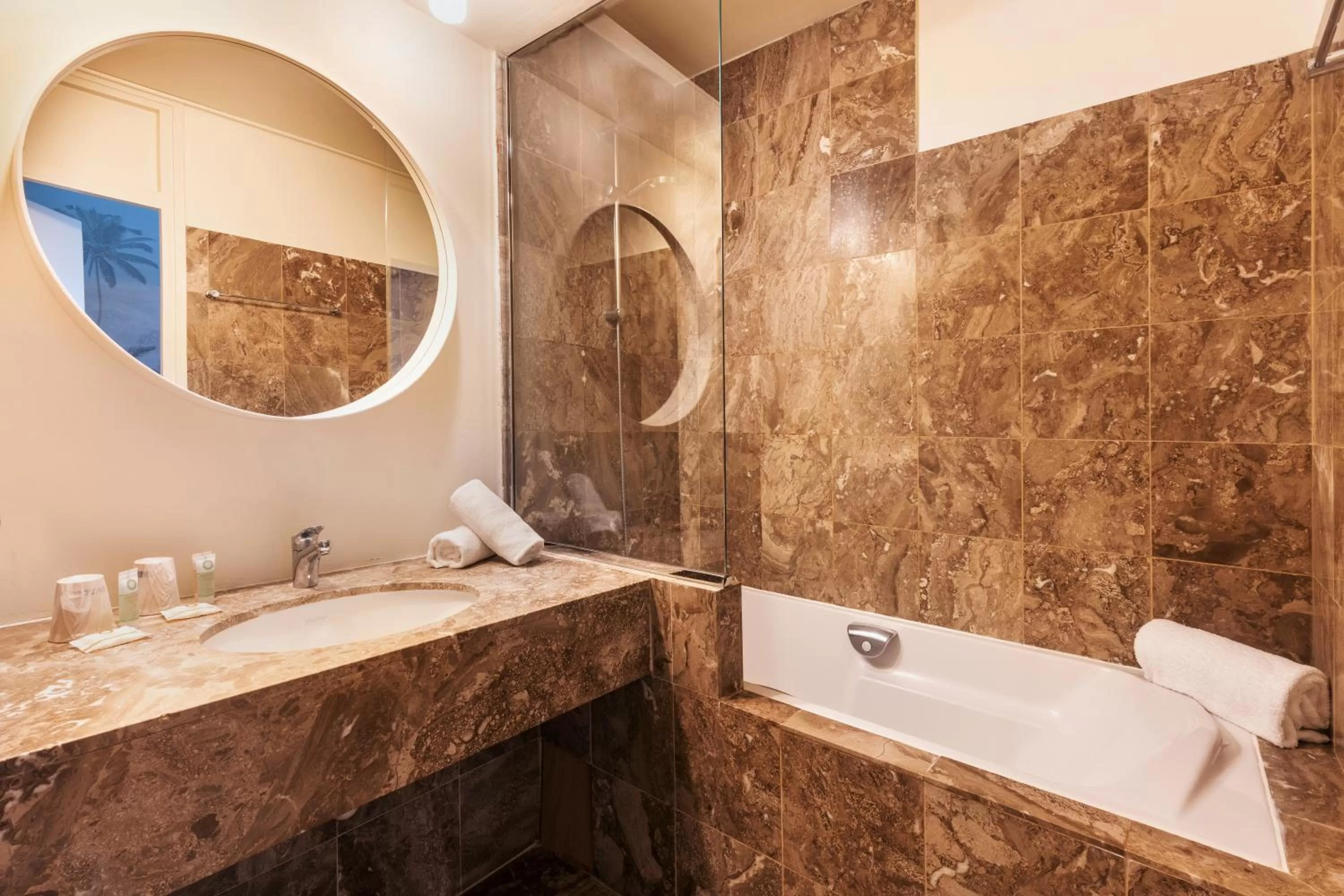 Property building in Best Western Hotel du Lac Dunkerque- Restaurant ouvert 7/7 midi et soir