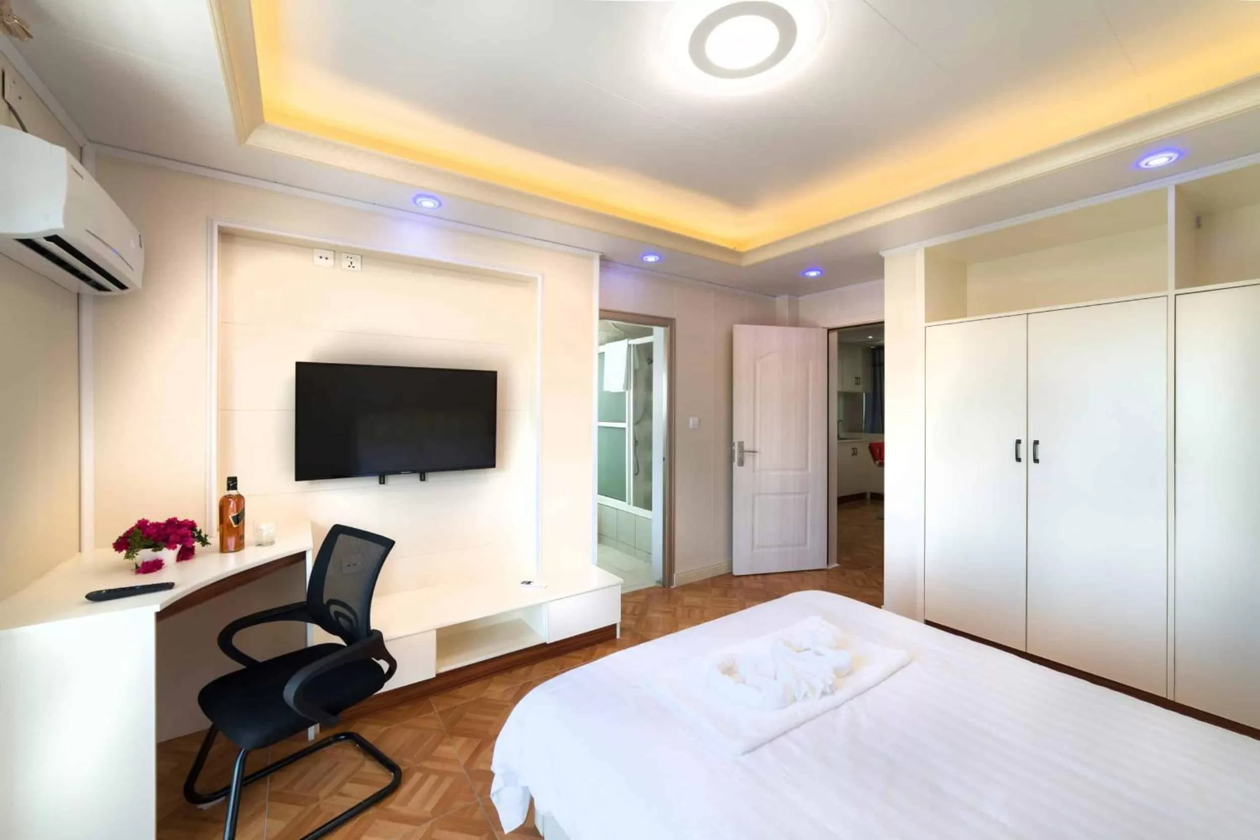 Bedroom, TV/Entertainment Center in Riverside Hotel