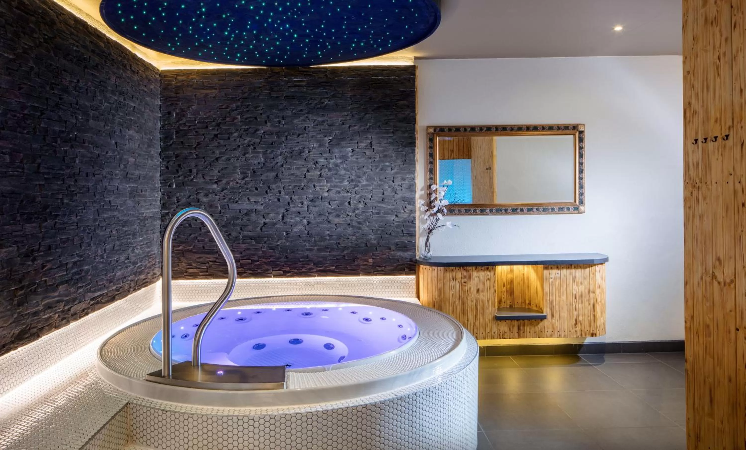 Hot Tub in Hotel Höhlenstein