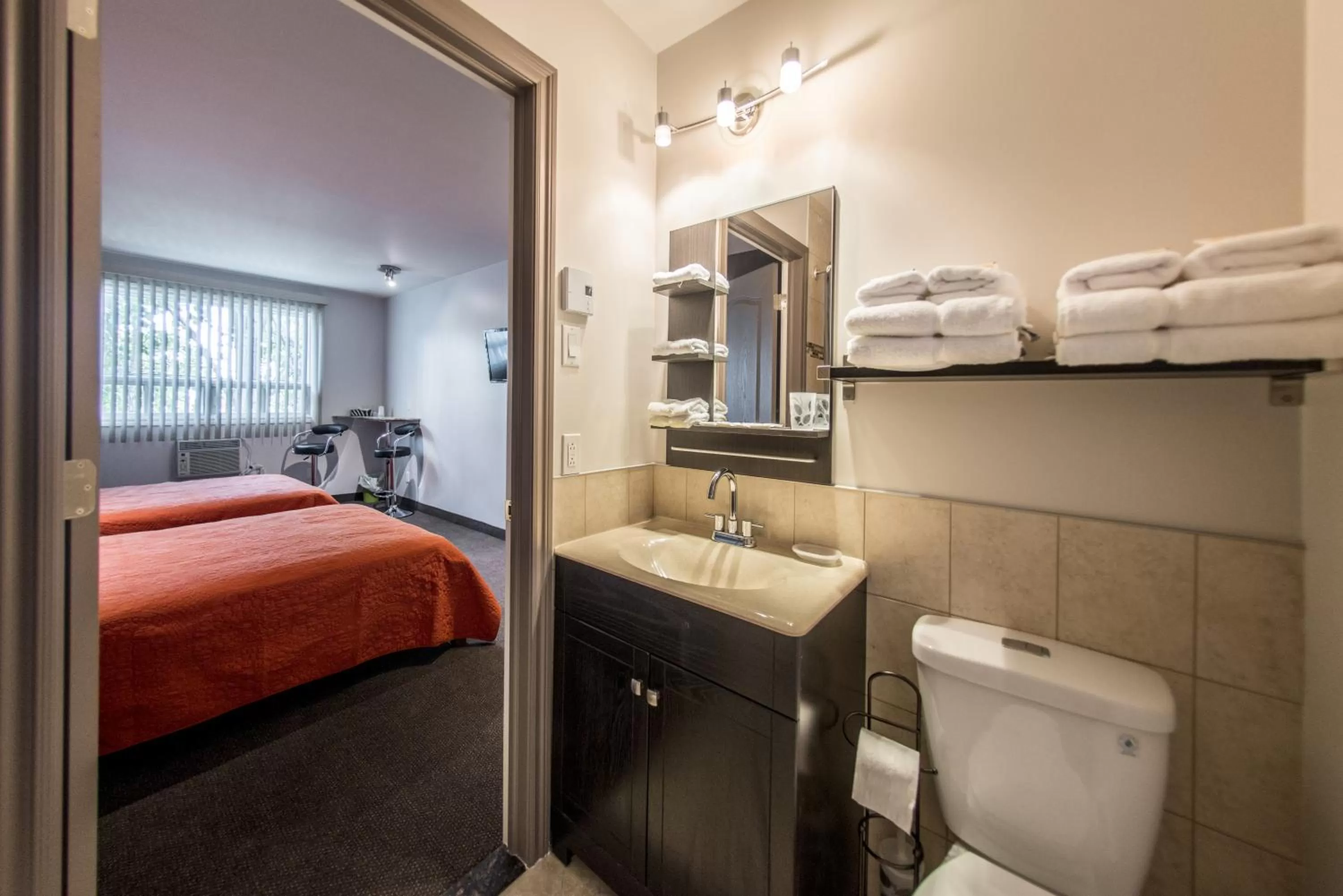 Bathroom, Bed in Auberge St. Jacques