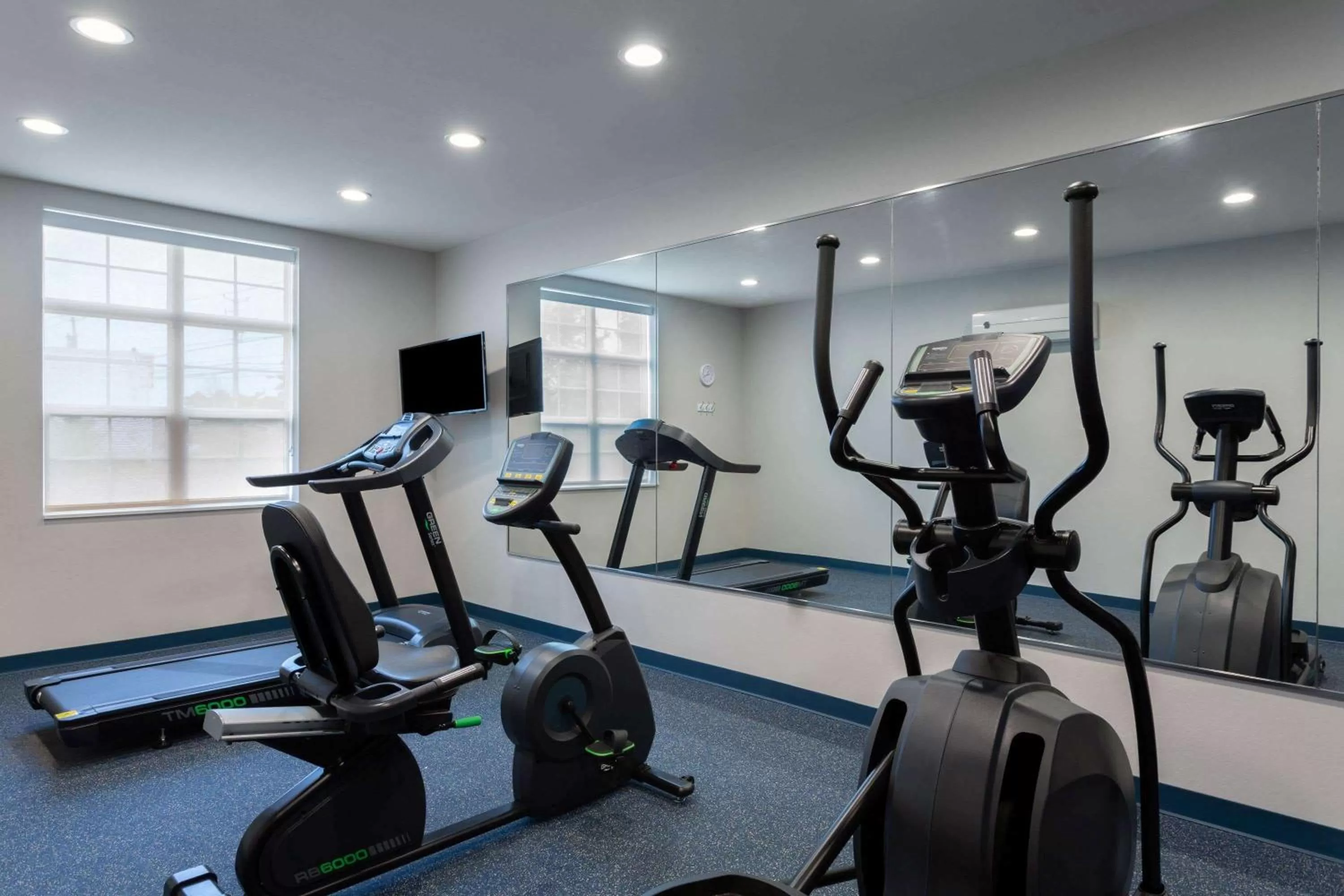 Fitness centre/facilities in Microtel Inn & Suites by Wyndham Niagara Falls