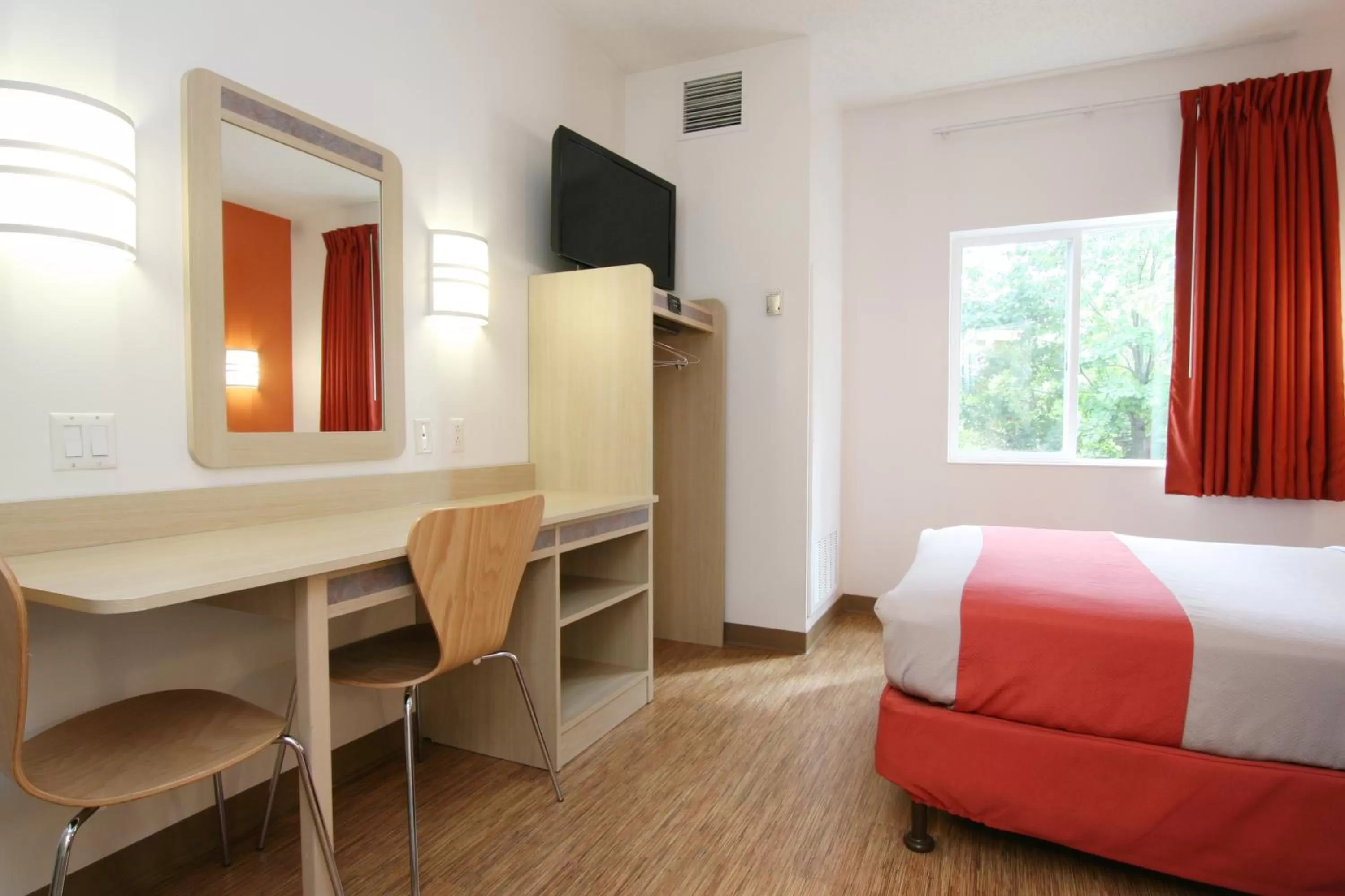 Bedroom, Bed in Motel 6-Colchester, VT - Burlington