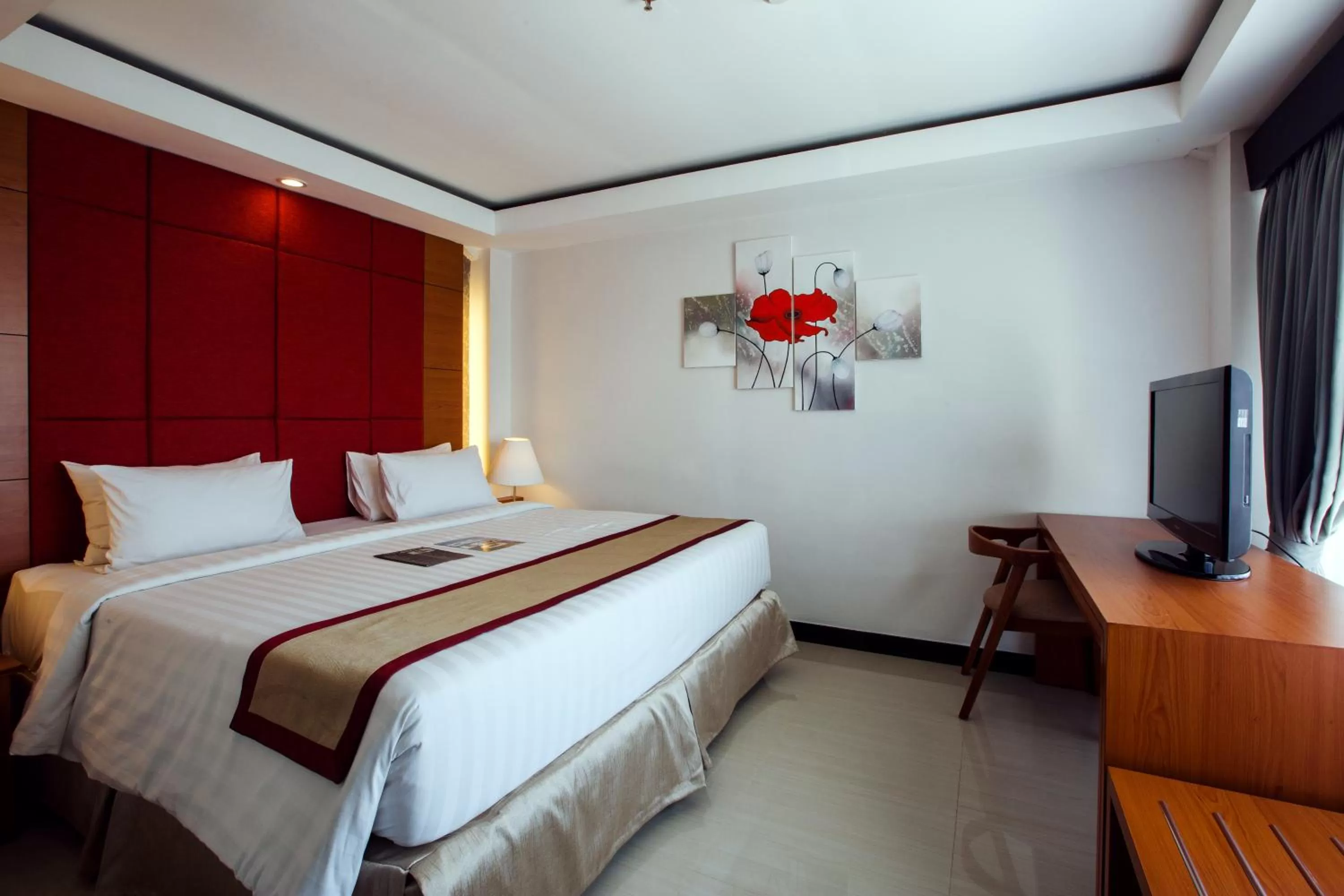 View (from property/room), Bed in Royal Regantris Kuta