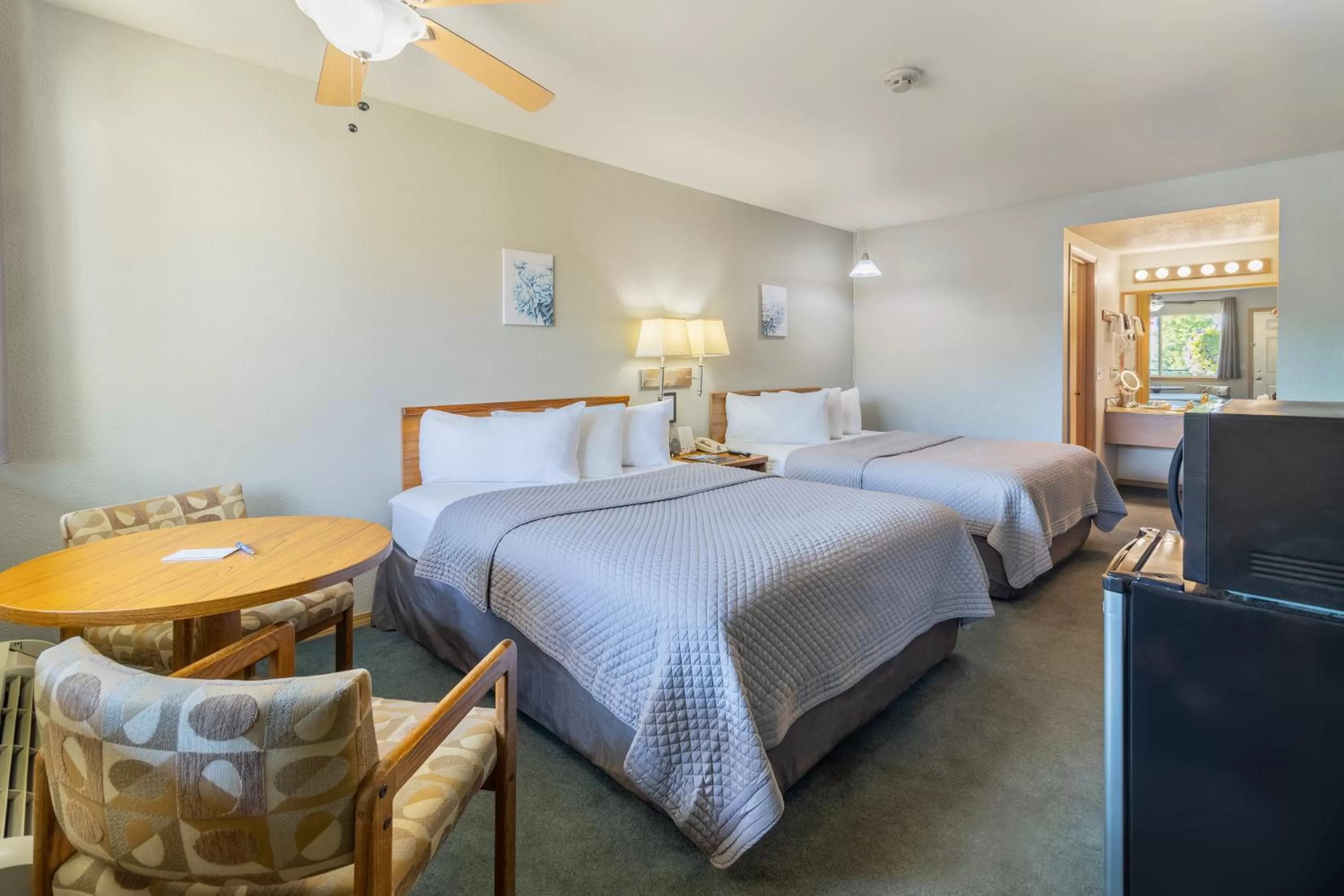 Photo of the whole room, Bed in Resort City Inn Coeur d Alene