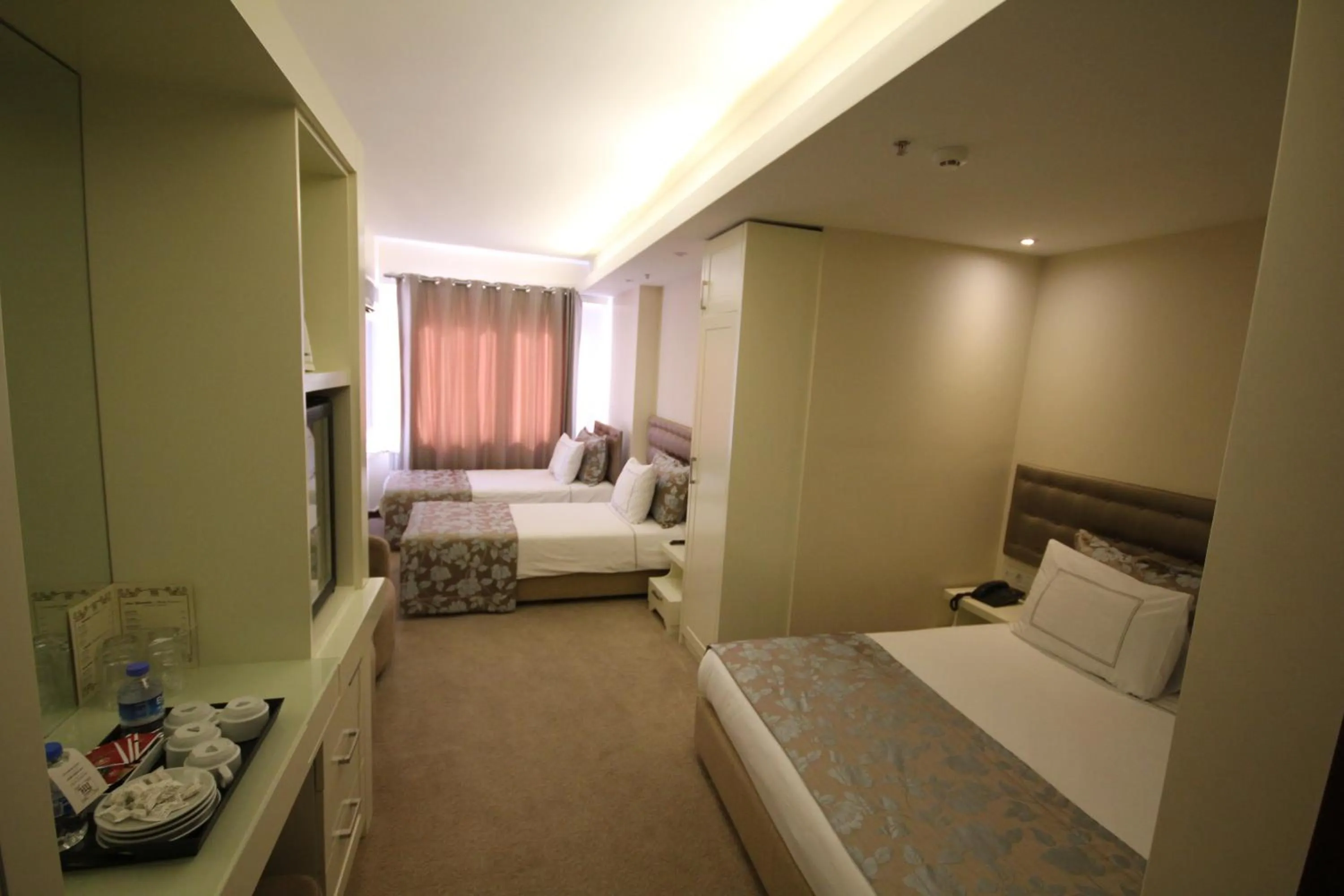 Photo of the whole room, Bed in Grand Washington Hotel