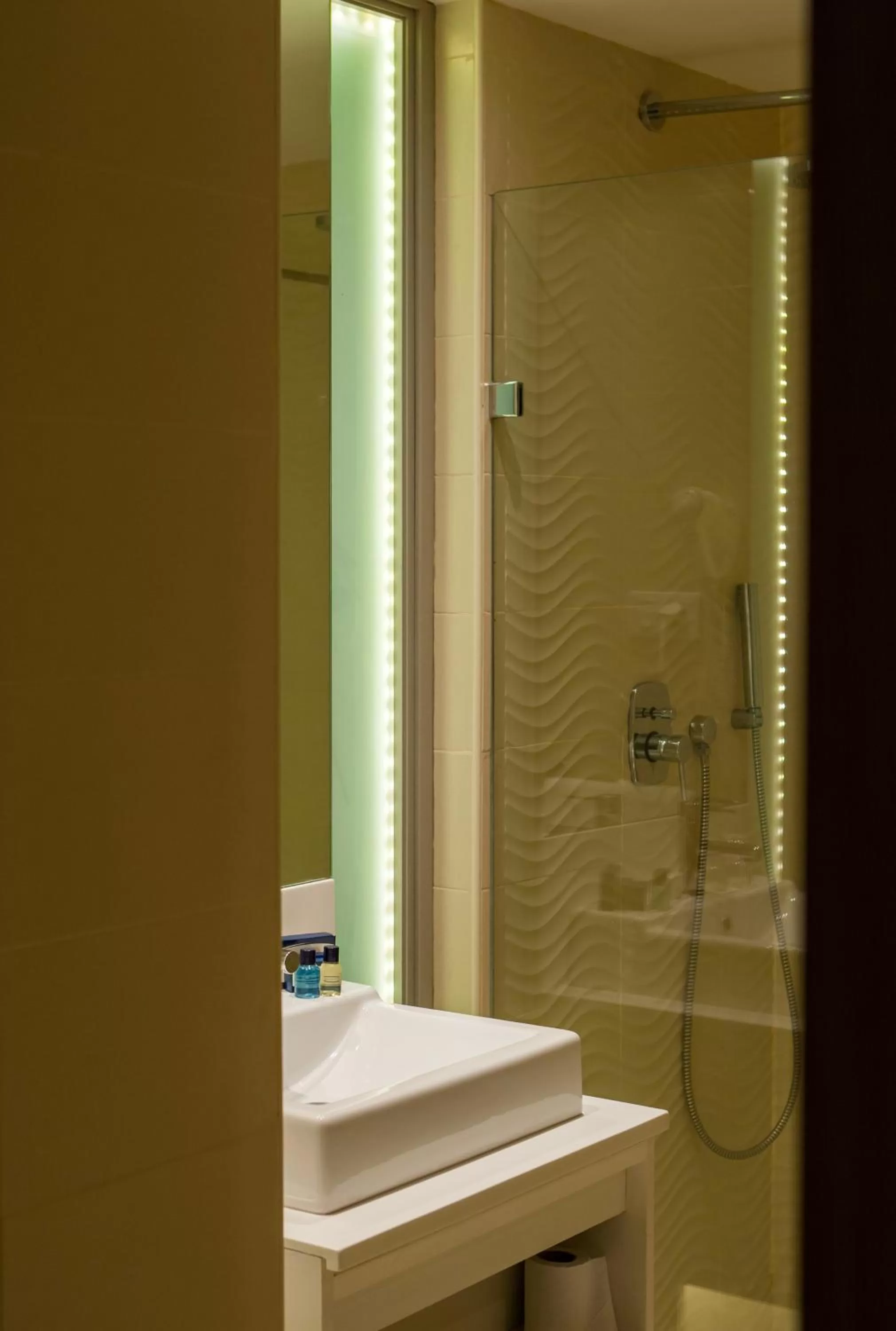 Shower in Golf Royal Hotel