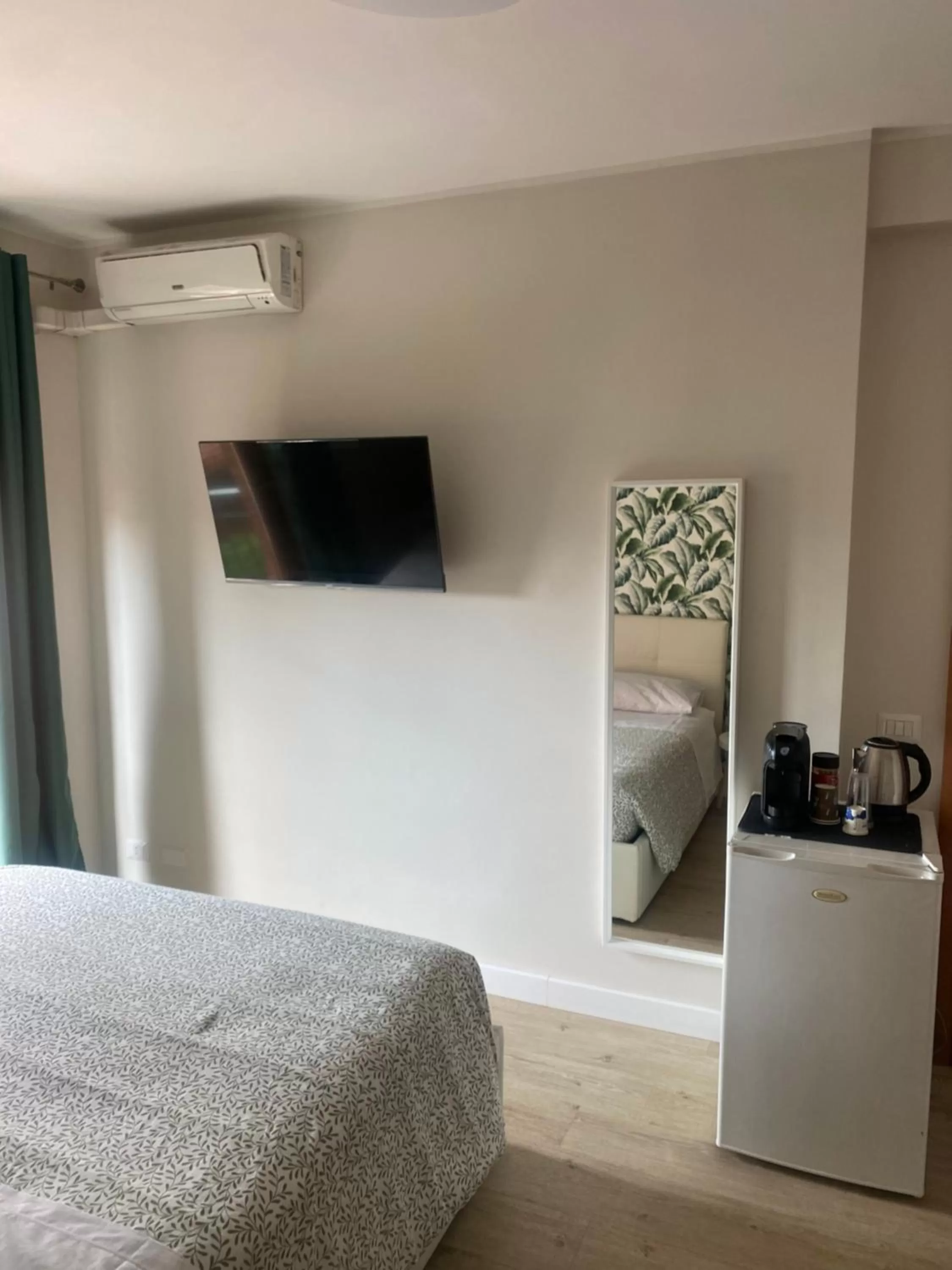 Property building, TV/Entertainment Center in Casa flowers 2