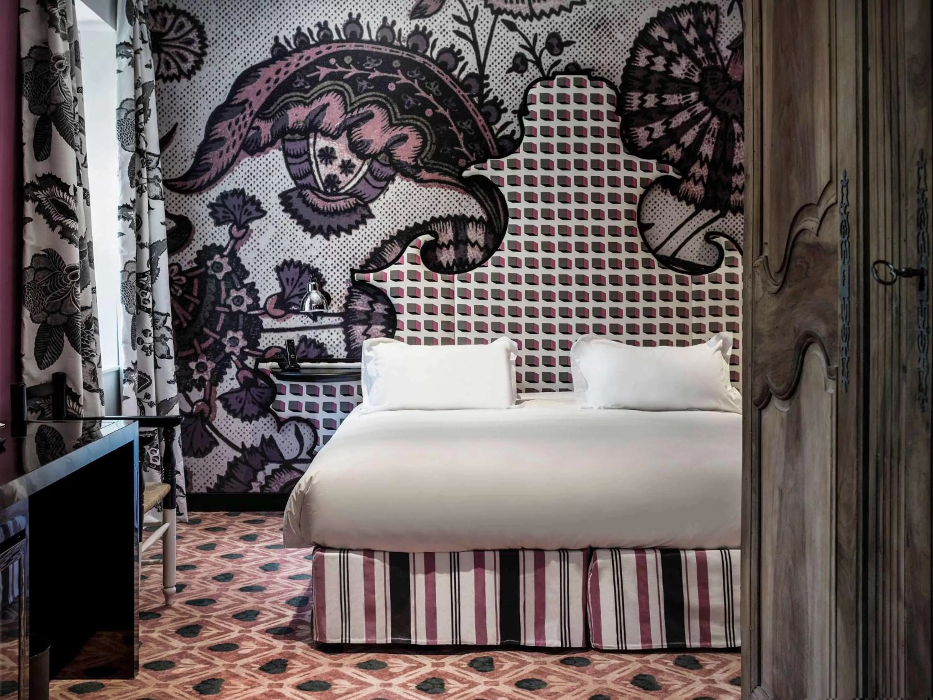 Photo of the whole room, Bed in Jules César Hotel & Spa Arles - MGallery Collection