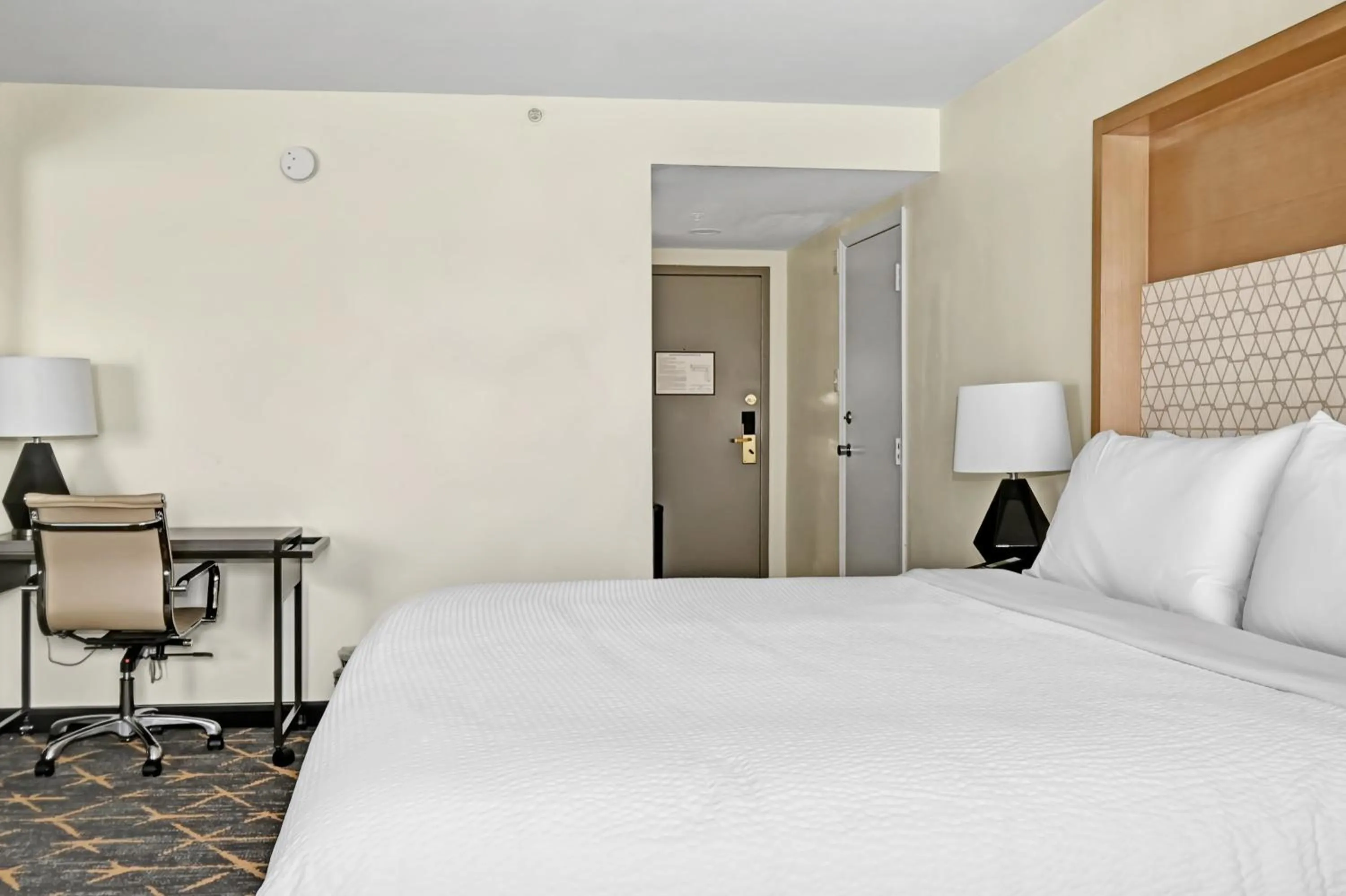 Photo of the whole room, Bed in Holiday Inn - Piscataway - Somerset by IHG
