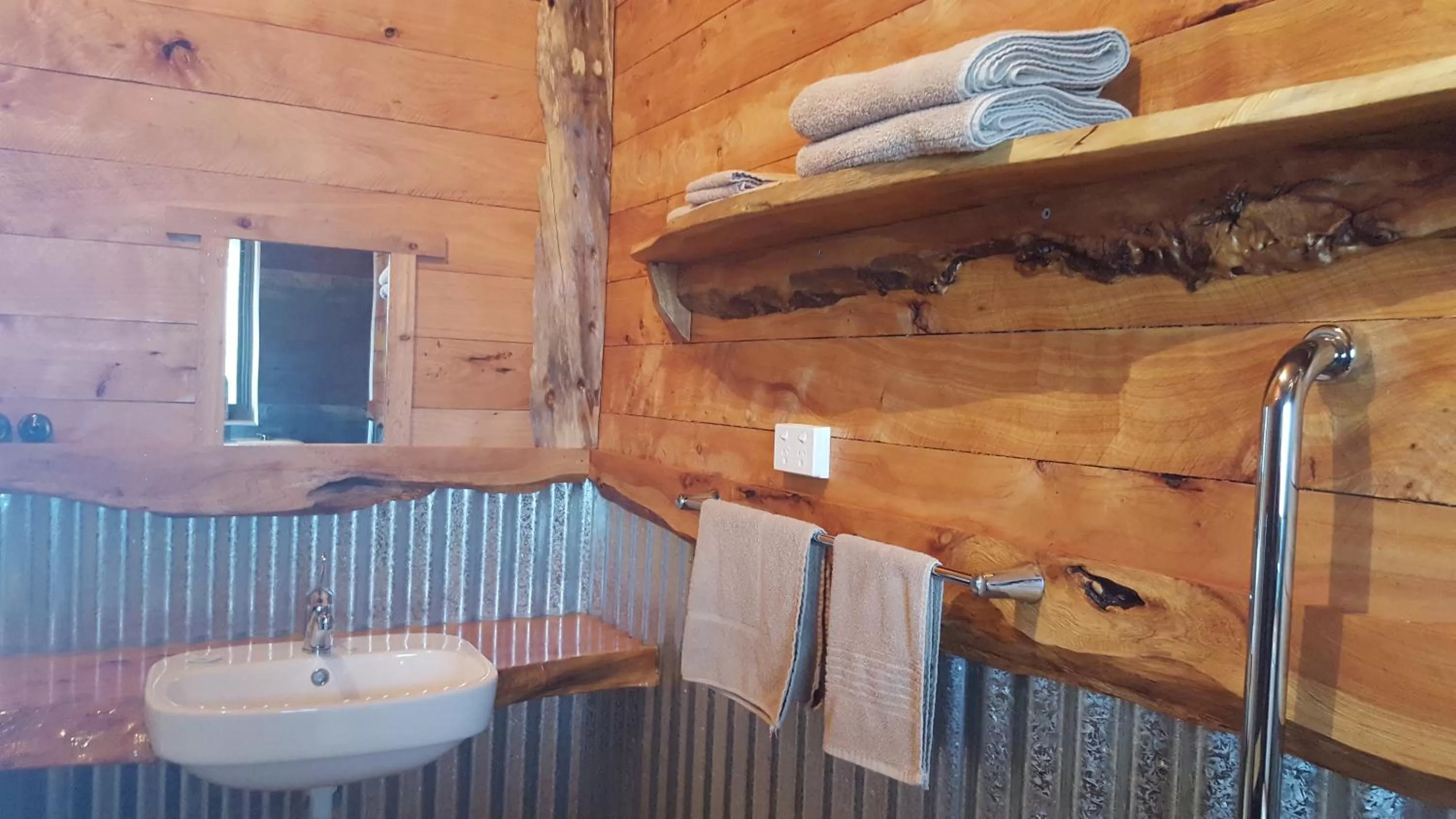 Bathroom in Rustic Hut Bush Retreat