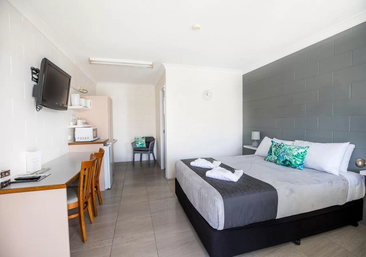 Photo of the whole room, Bed in Banjo Paterson Motor Inn