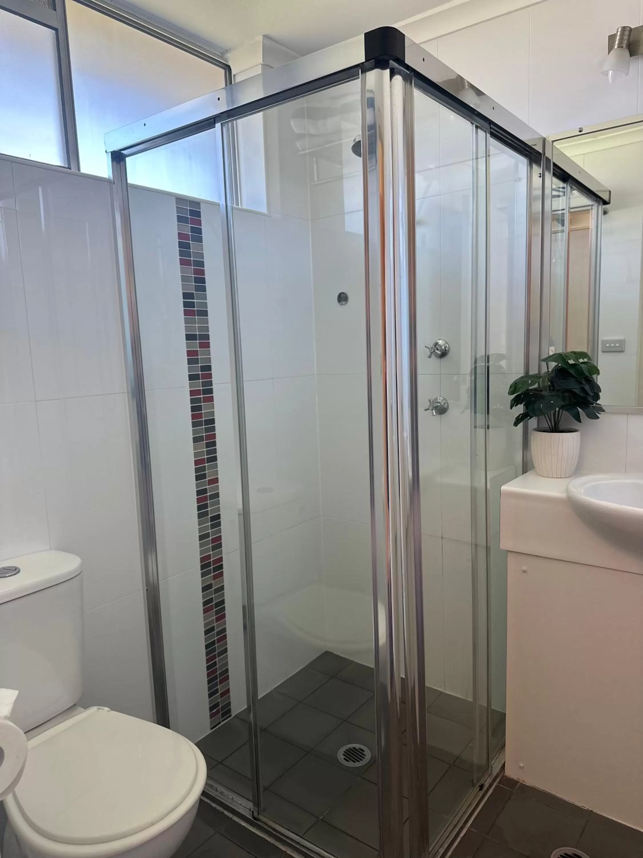 Shower in Bull and Bush Hotel