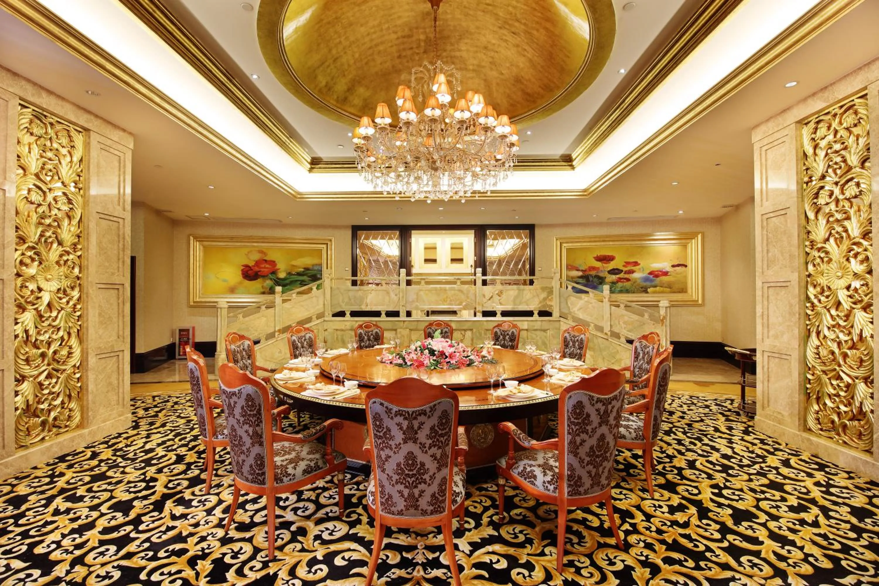 Restaurant/places to eat in Royal Mediterranean Hotel