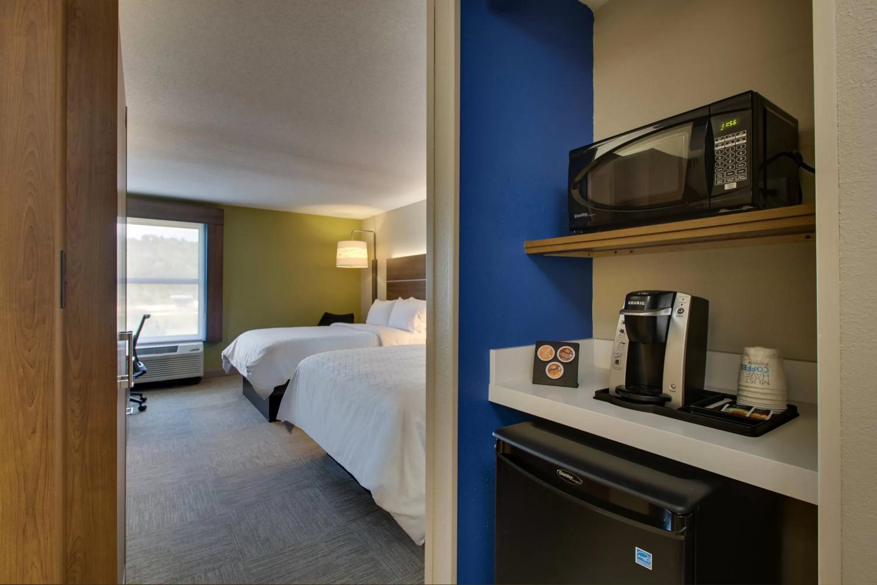 Photo of the whole room, Bed in Holiday Inn Express - Horse Cave by IHG