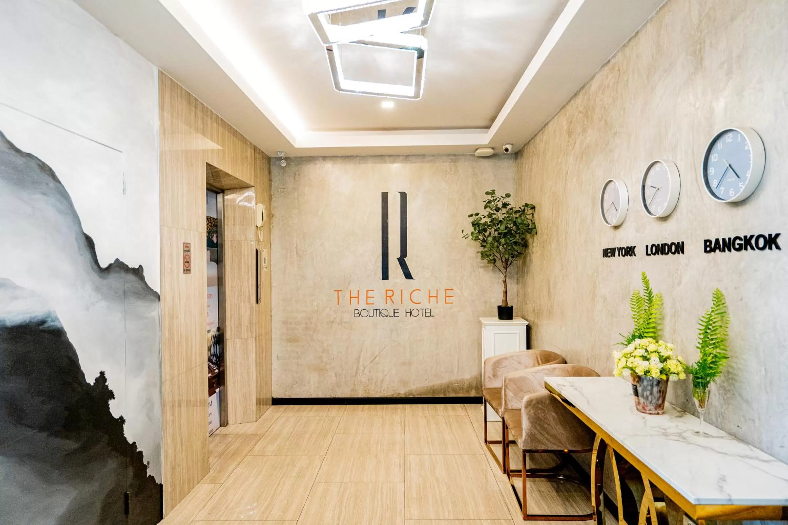 elevator in The Riche Boutique Hotel Don Mueang Airport