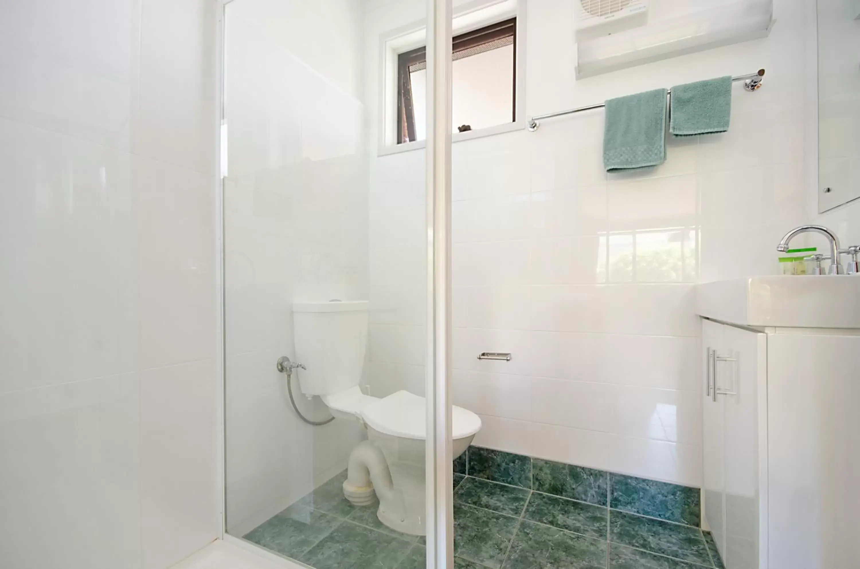 Deluxe Queen Room with Two Queen Beds in Whalers Rest Motor Inn Deluxe Queen Room with Two Queen Beds in Whalers Rest Motor Inn